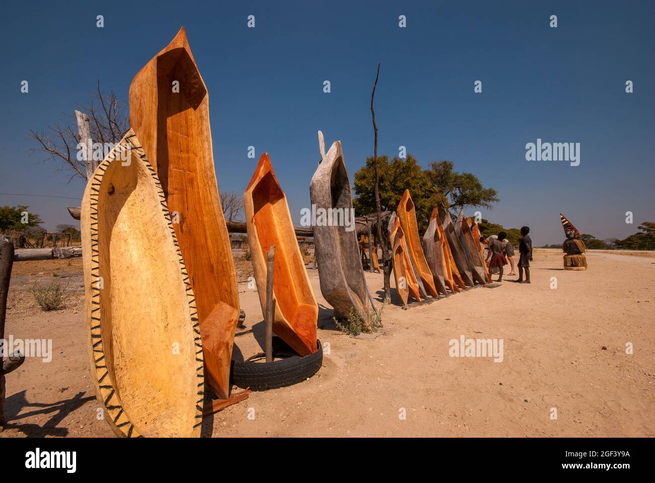 Souvenir africani per i turisti, mini barche mokoro in vendita sulla striscia di Caprivi, al confine con l'Angola, Namibia Foto Stock