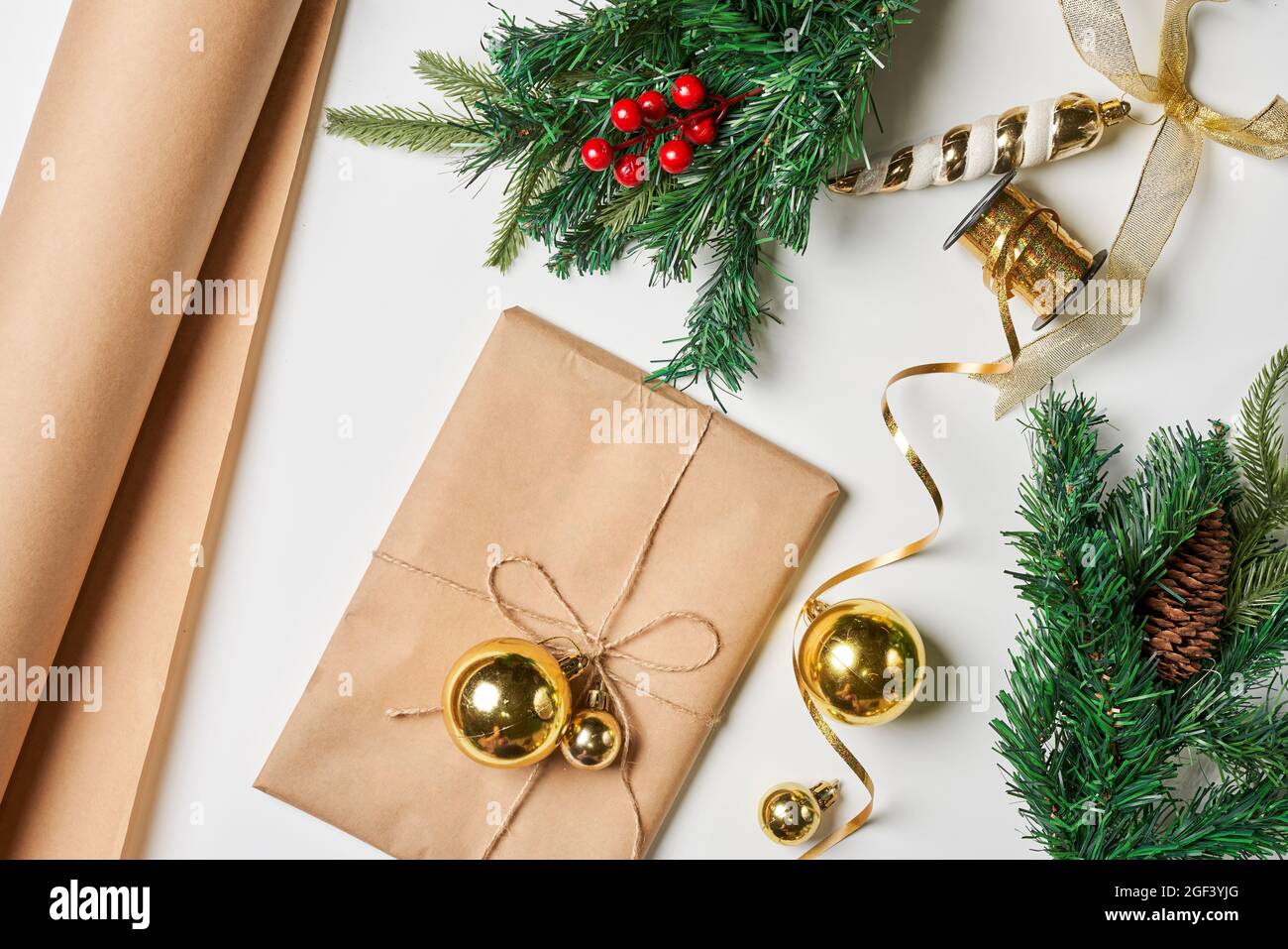 Preparare regali di Natale con carta artigianale a casa. Regali di Natale  fatti in casa. Sfondo natalizio luminoso con decorazioni natalizie colorate  Foto stock - Alamy