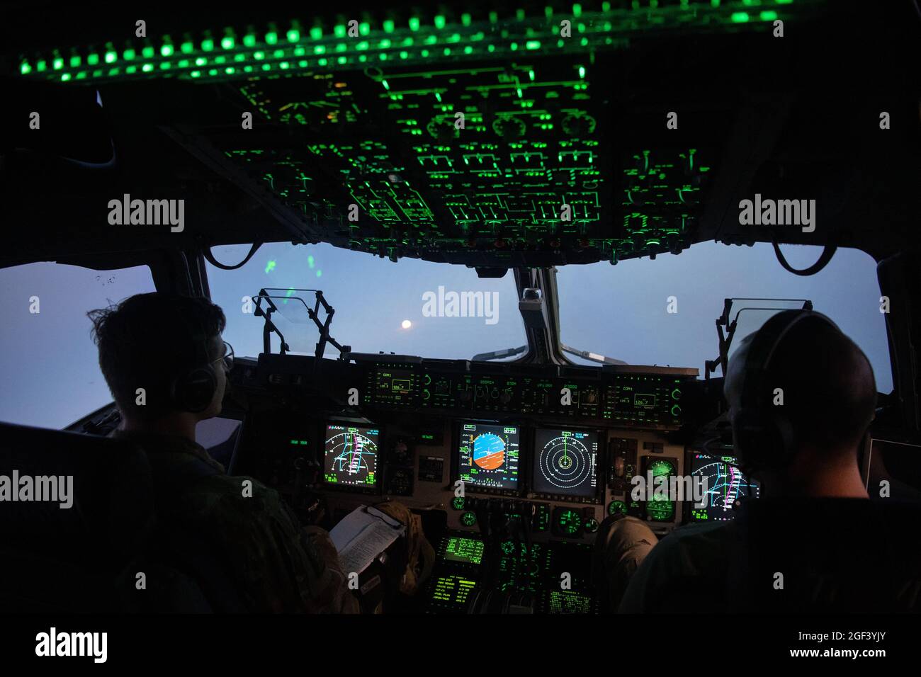 I piloti della U.S. Air Force C-17 Globemaster III, assegnati all'816° Squadrone Expeditionary Airlift, volano una missione a sostegno dell'operazione Allees Refuge sopra l'area di responsabilità del comando Centrale degli Stati Uniti, 22 agosto 2021. (STATI UNITI Air Force foto di MSgt. Donald R. Allen) Foto Stock