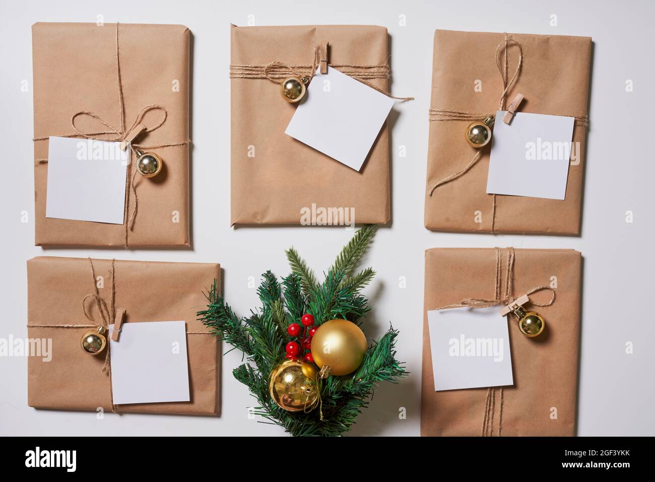 Preparare regali di Natale con carta artigianale a casa. Regali di Natale  fatti in casa Foto stock - Alamy