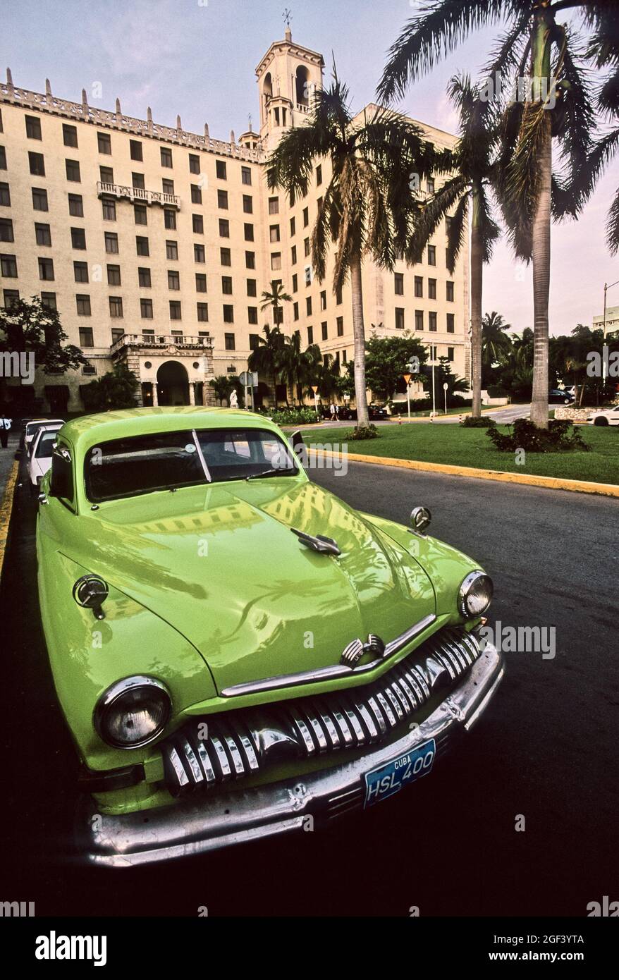 Auto d'epoca di fronte all'Hotel Nacional, l'Avana, Cuba Foto Stock