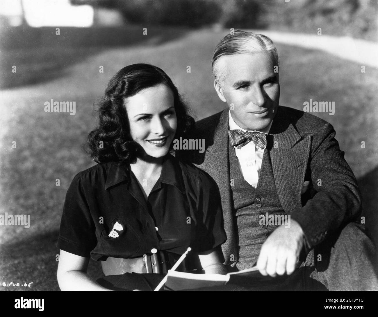 CHARLIE CHAPLIN e la sua terza moglie PAULETTE GODDARD a casa a Beverly Hills circa 1936 Pubblicità per Charles Chaplin Productions /United Artists Foto Stock