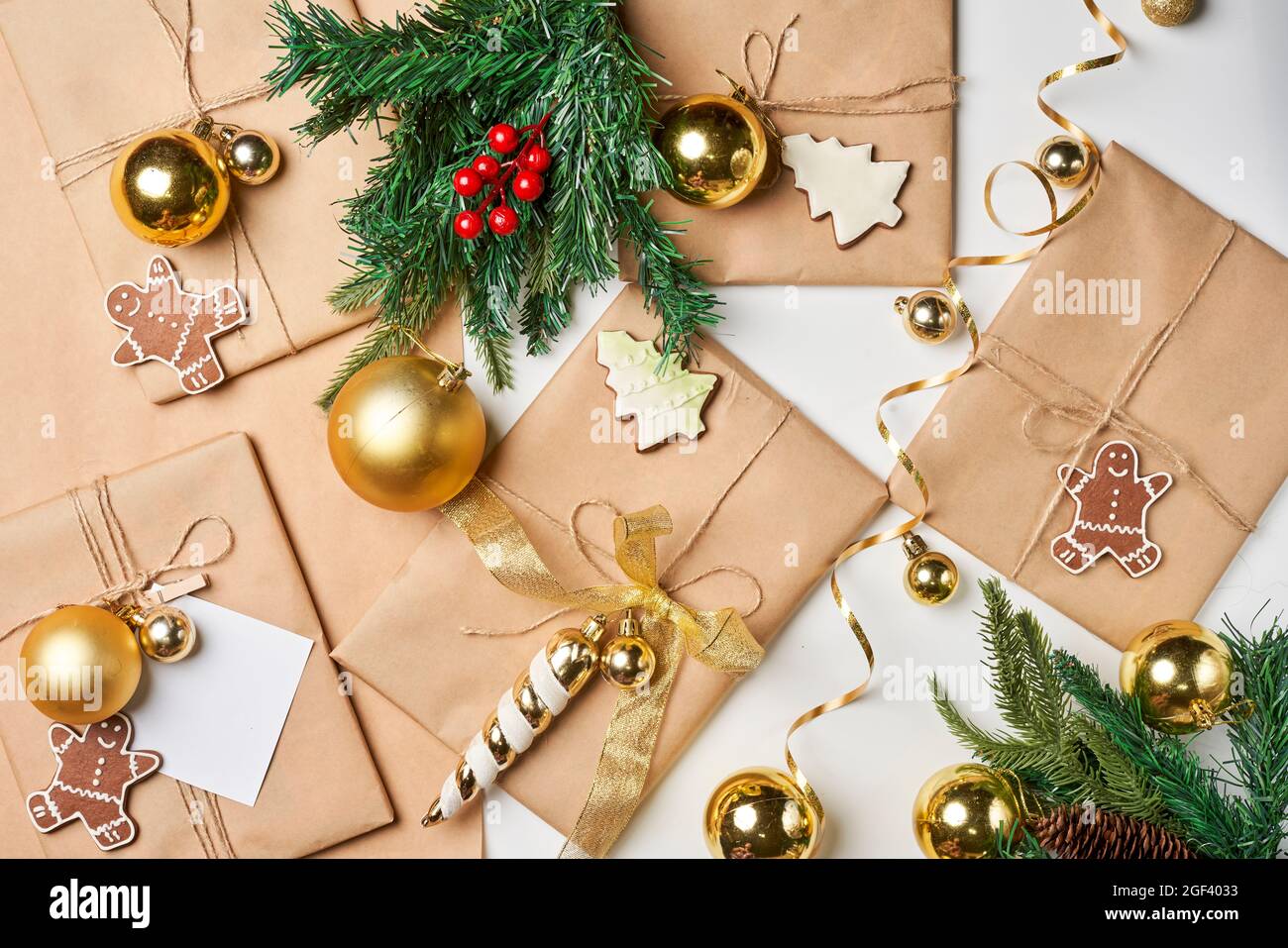 Preparare regali di Natale con carta artigianale a casa. Regali di Natale fatti in casa. Sfondo natalizio luminoso con decorazioni natalizie colorate Foto Stock