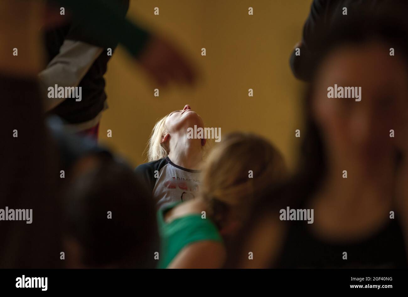 Giovane donna danza solista in contemporanea improvvisazione spettacolo espressivo autentico movimento Foto Stock