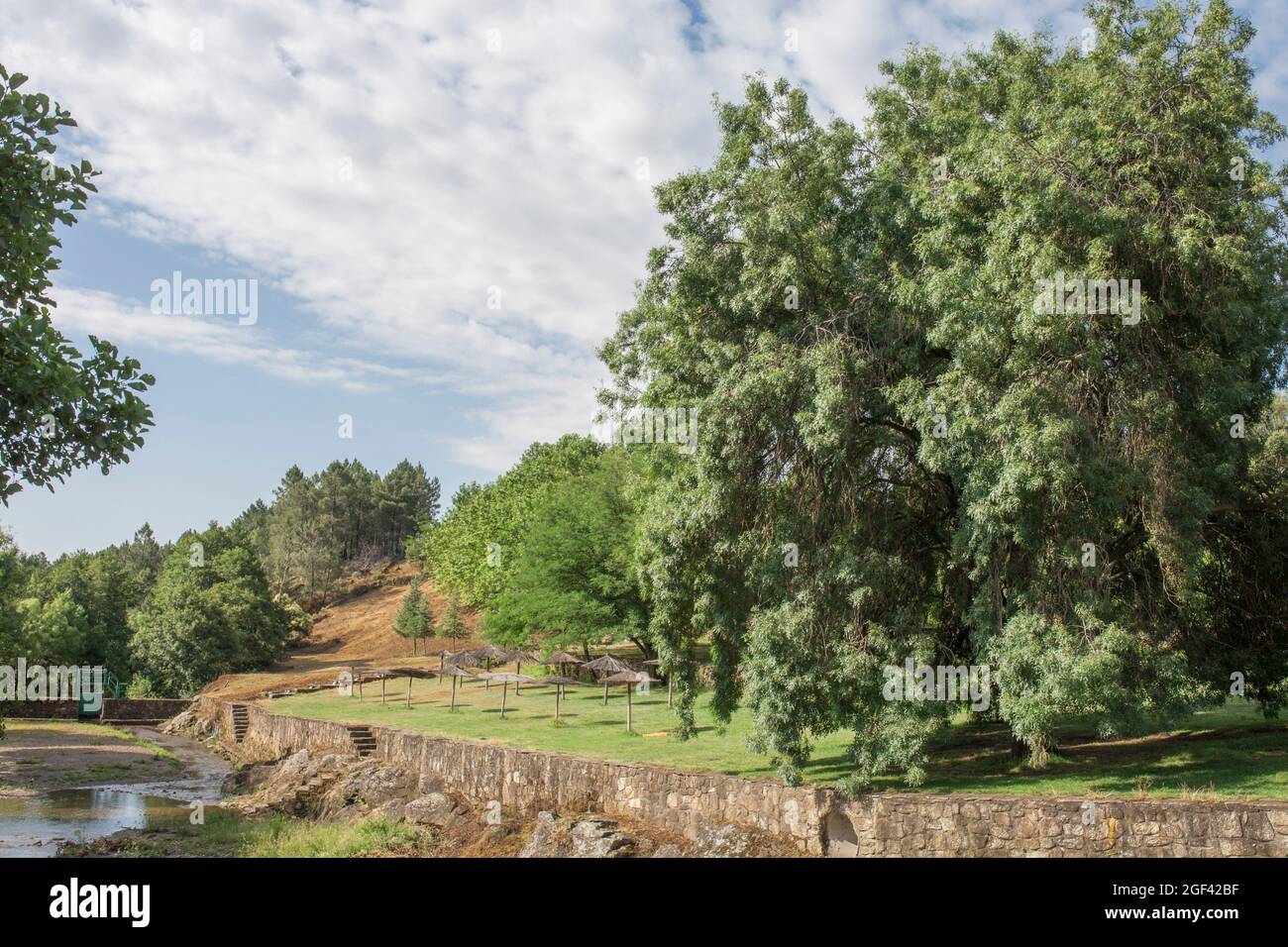 Piscina naturale Acebo, area ricreativa. Le acque cristalline si trovano nel cuore delle colline della Sierra de Gata. Caceres, Estremadura, Spagna. Foto Stock