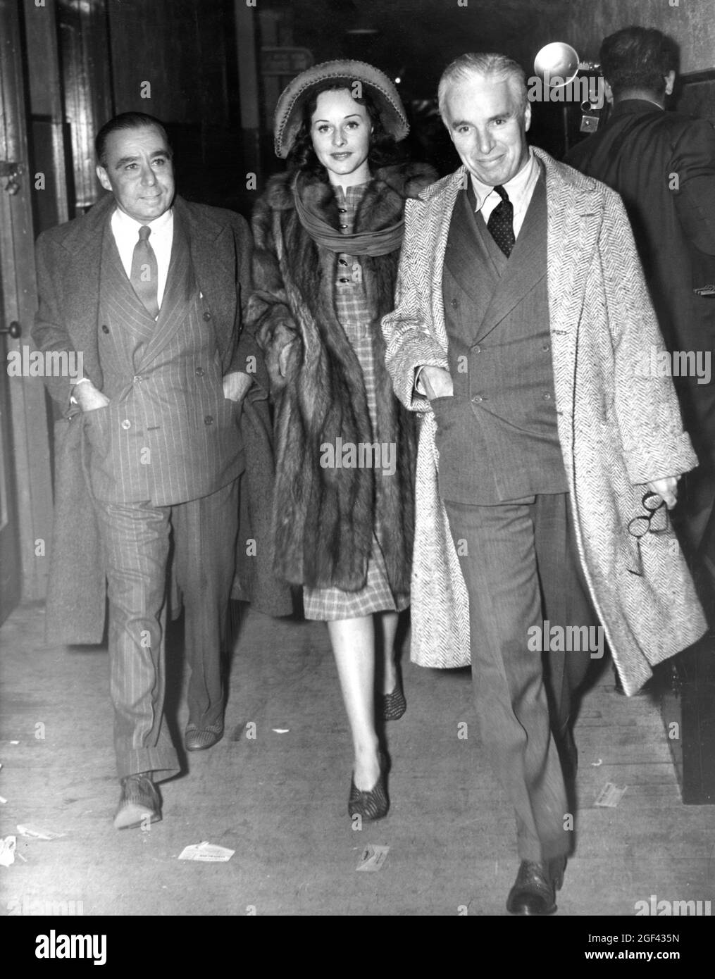 CA BLUMENTHAL PAULETTE GODDARD e CHARLIE CHAPLIN in arrivo per l'apertura della ICE REVUE DI SONJA HENIE al Polar Palace di Los Angeles nel novembre 1938 Foto Stock