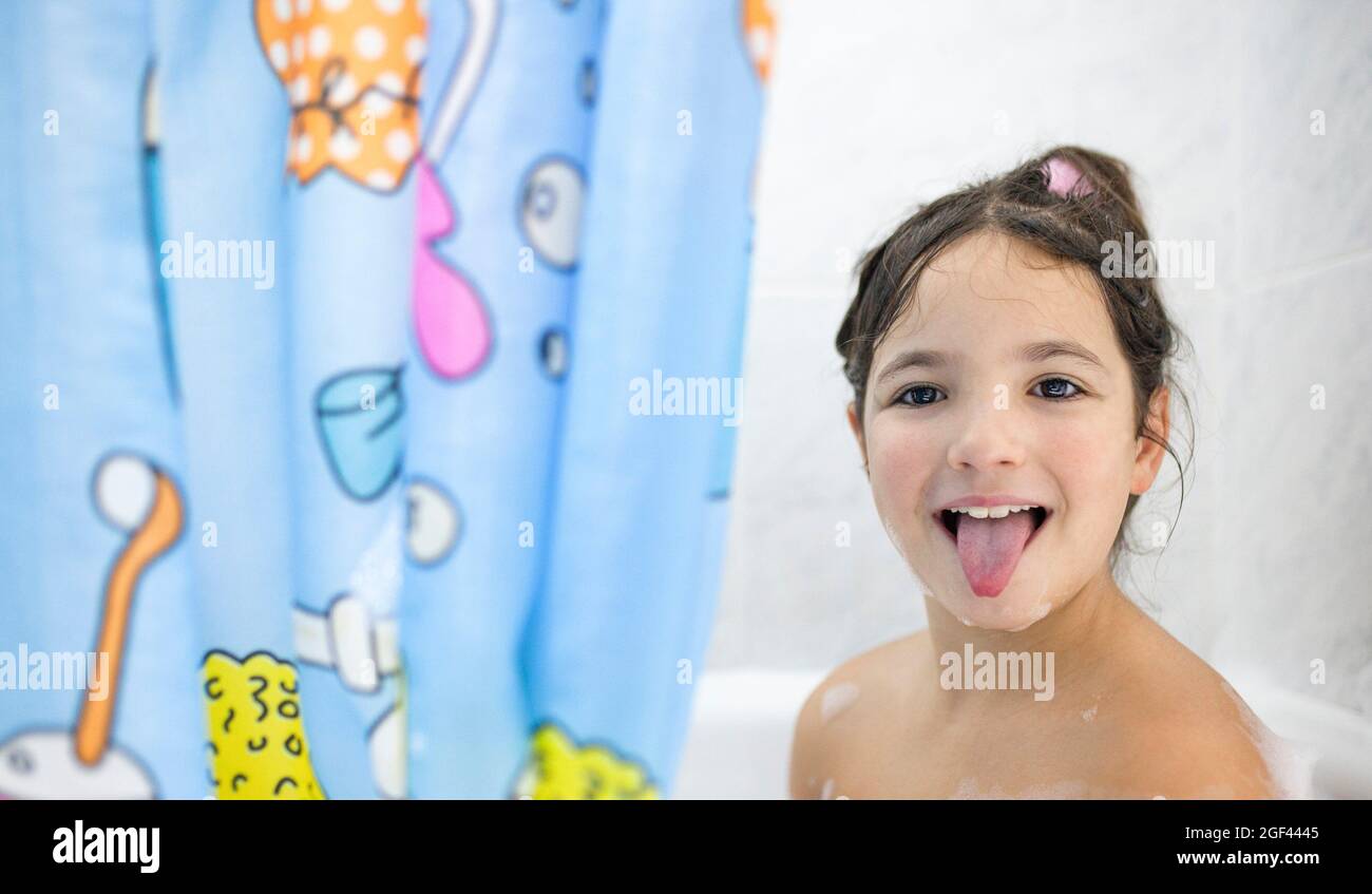 Bambina con godersi il bagno. Tempo libero vasca da bagno concetto per i bambini. Foto Stock