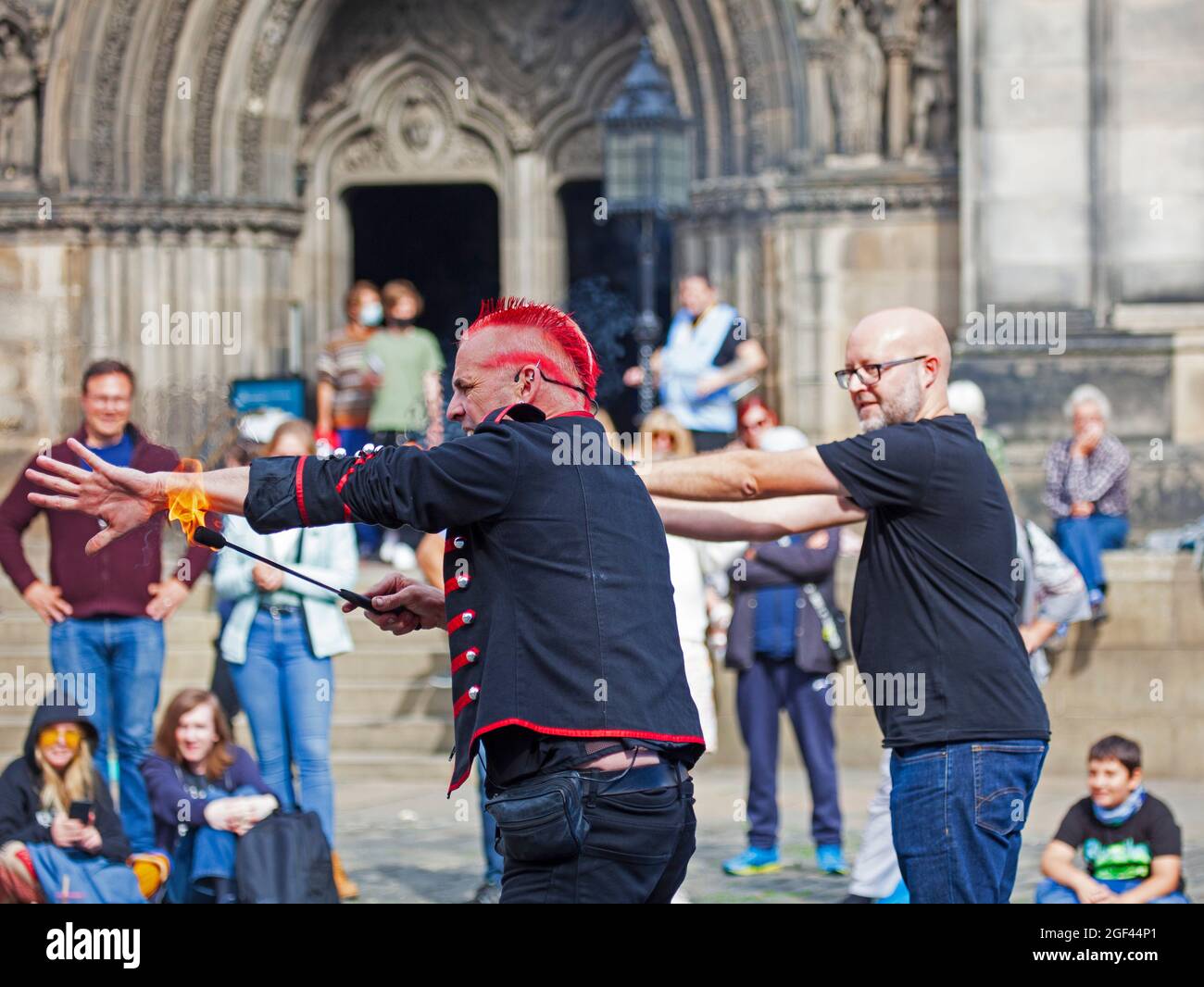 Edinburgh Royal Mile, Scozia, Regno Unito. 23 agosto 2021. Terza e ultima settimana del Festival delle frange di Edimburgo, che è stato ridimensionato a causa della pandemia di Covid-19. Ancora ragionevolmente occupato ma non come sarebbe stato negli anni precedenti.temperatura 19 gradi per i turisti e residenti fuori nel centro della capitale scozzese. Credit: Arch White/Alamy Live News. Foto Stock