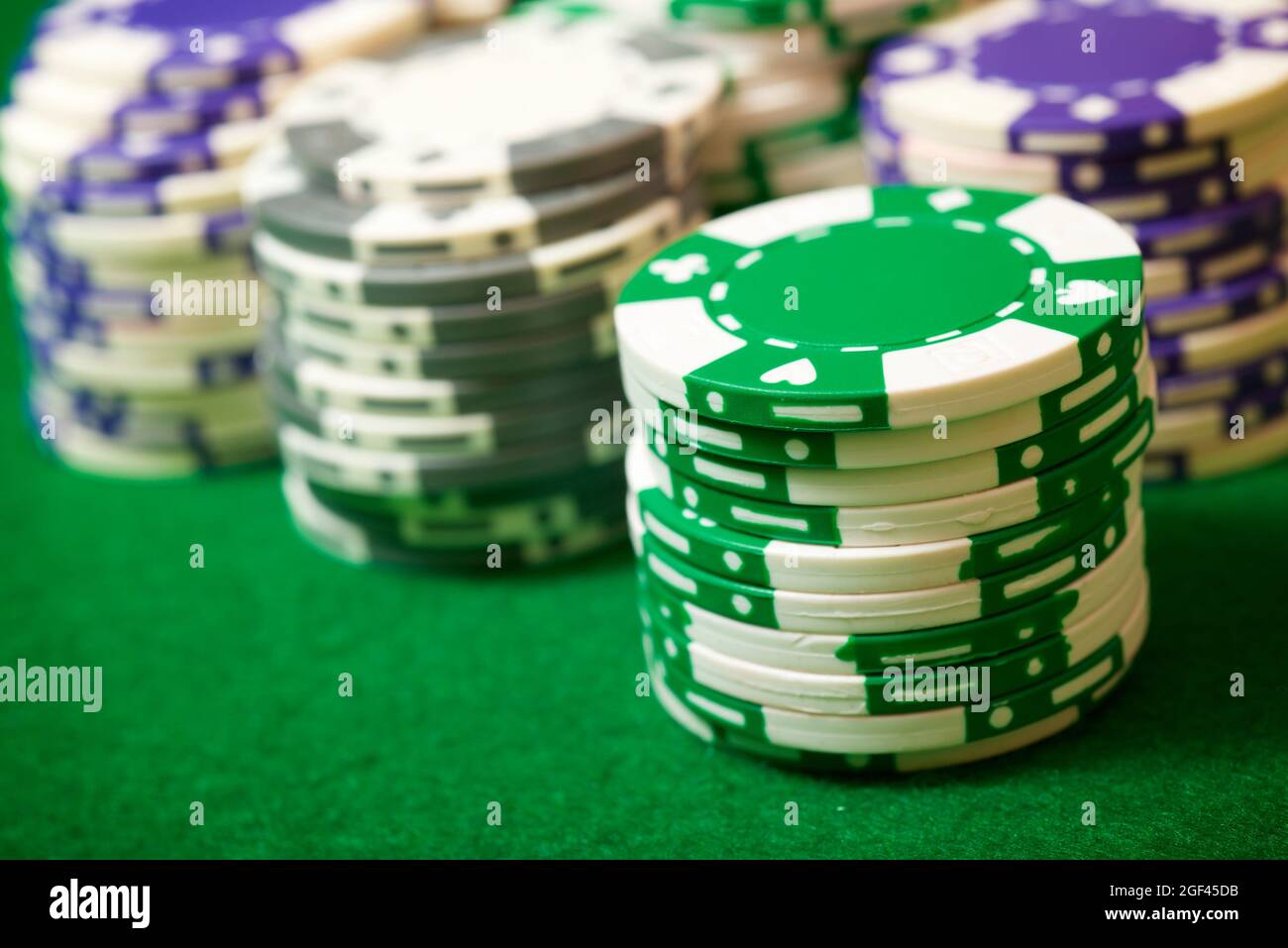 Vista di un tavolo da gioco con tappeto verde e chip da casinò Foto stock -  Alamy