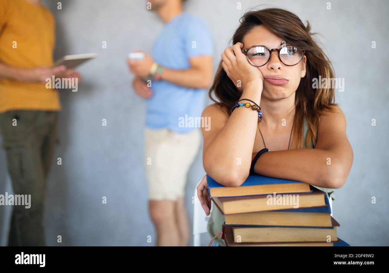 Studente ansioso sopraffatti dallo studio e dalla lettura di libri Foto Stock