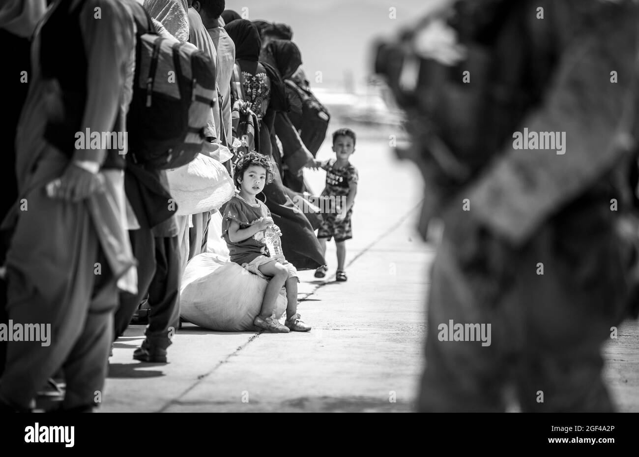 Un bambino attende con la sua famiglia a bordo di un Boeing dell'aeronautica americana C-17 Globemaster III durante un'evacuazione all'aeroporto internazionale Hamid Karzai, Kabul, Afghanistan, agosto 22. I membri del servizio degli Stati Uniti stanno assistendo il Dipartimento di Stato con un prelievo ordinato di personale designato in Afghanistan. (STATI UNITI Foto del corpo marino di Sgt. Samuel Ruiz via American PhotoArchive/Alamy) Foto Stock