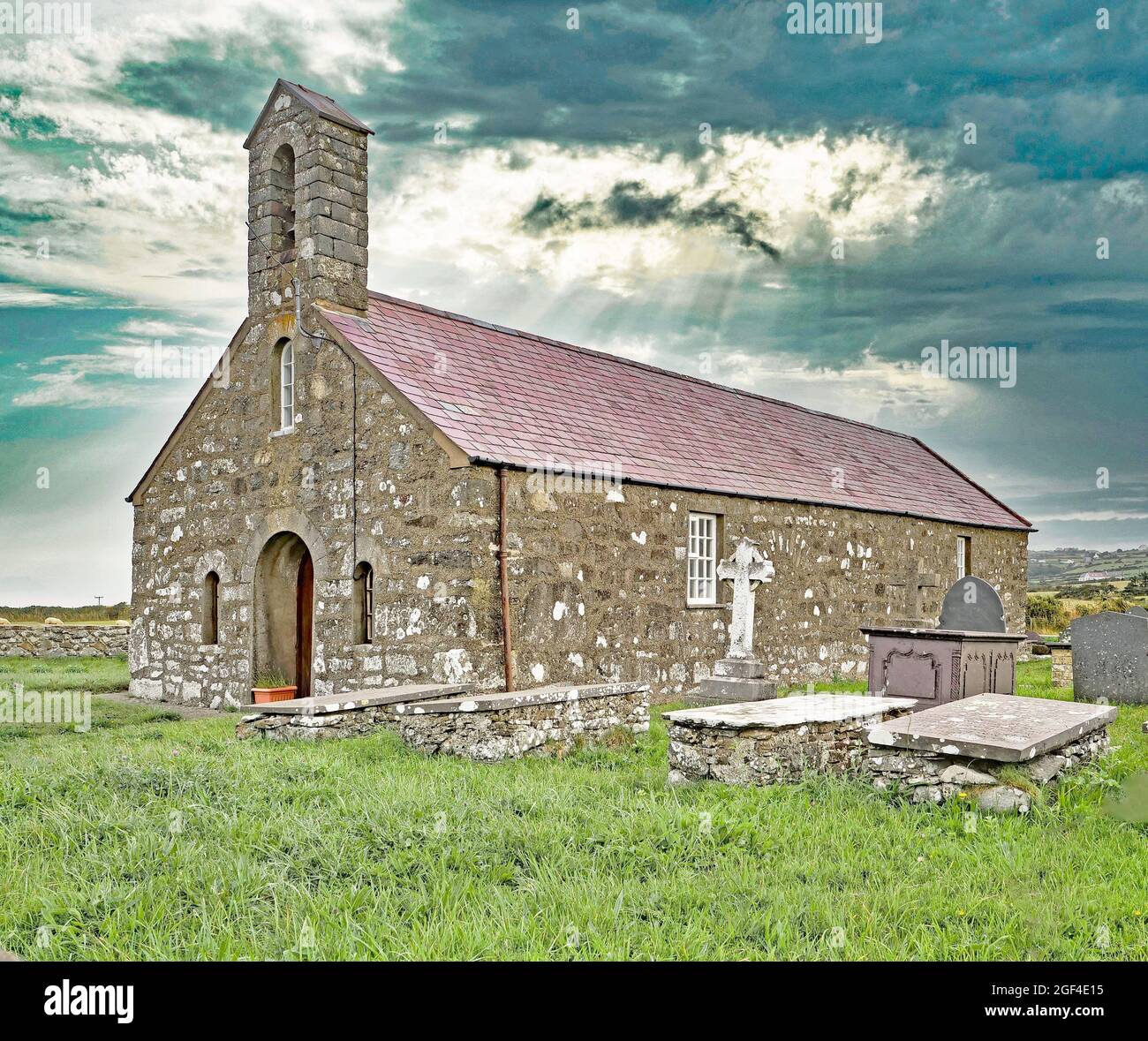 PWLLHELI, REGNO UNITO - 21 ago 2021: Churh di St Maelrhy del XV secolo a Porth Ysgo vicino ad Aberdaron Galles del Nord Foto Stock