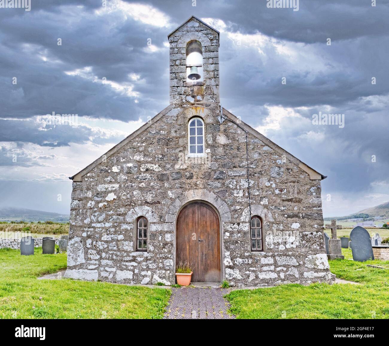 PWLLHELI, REGNO UNITO - 21 ago 2021: Churh di St Maelrhy del XV secolo a Porth Ysgo vicino ad Aberdaron Galles del Nord Foto Stock