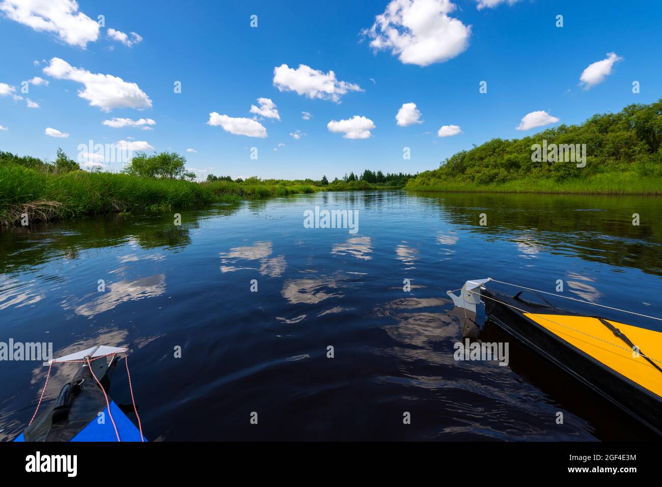 Kayak sulle acque di coda del fiume Pra a Ryazan. Russia Foto Stock