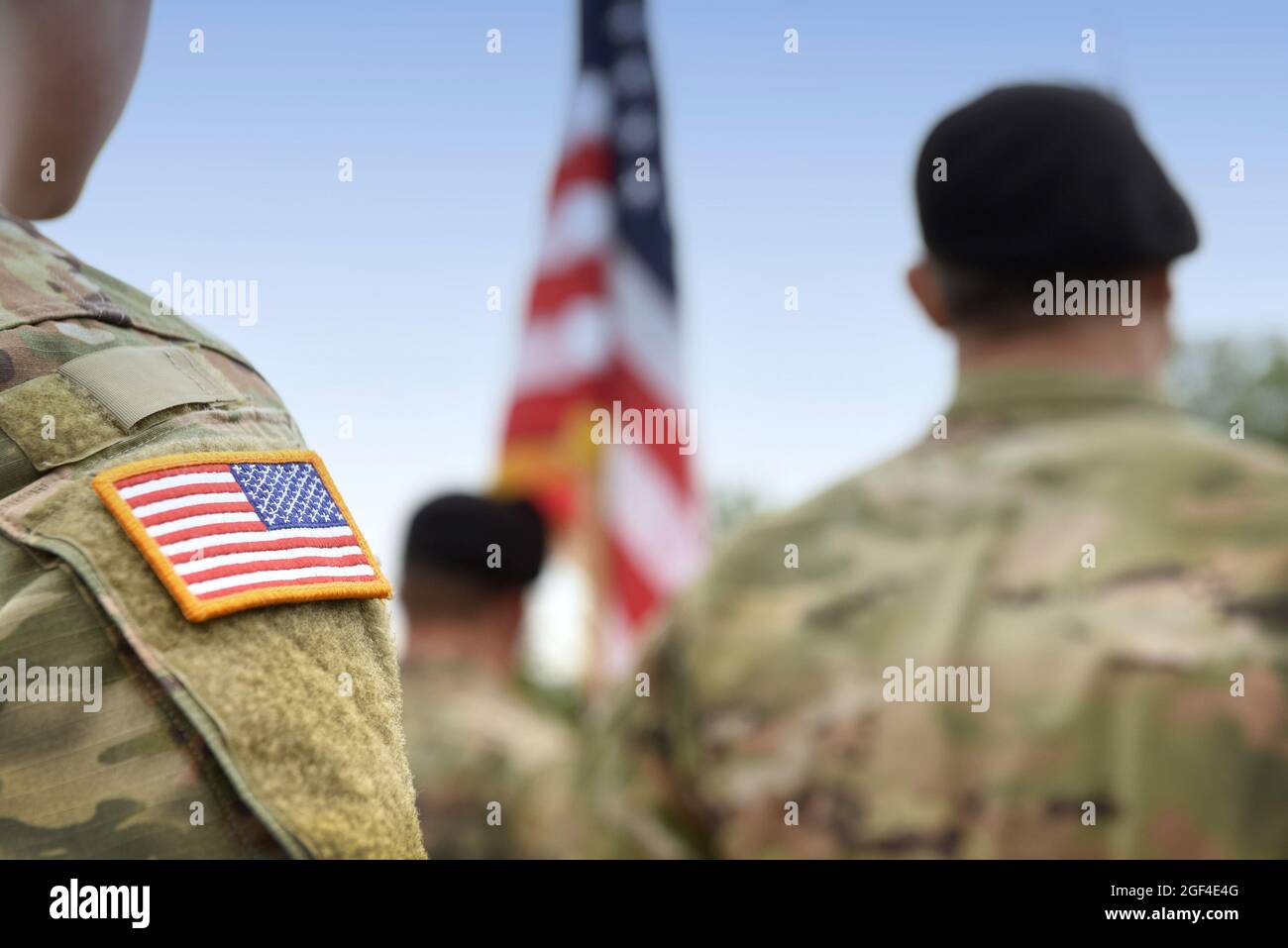 Soldati STATUNITENSI. Esercito DEGLI STATI Uniti. USA patch flag sulla divisa militare degli Stati Uniti. Soldati sul terreno della sfilata dalla parte posteriore. Giornata dei veterani. Memorial Day. Foto Stock