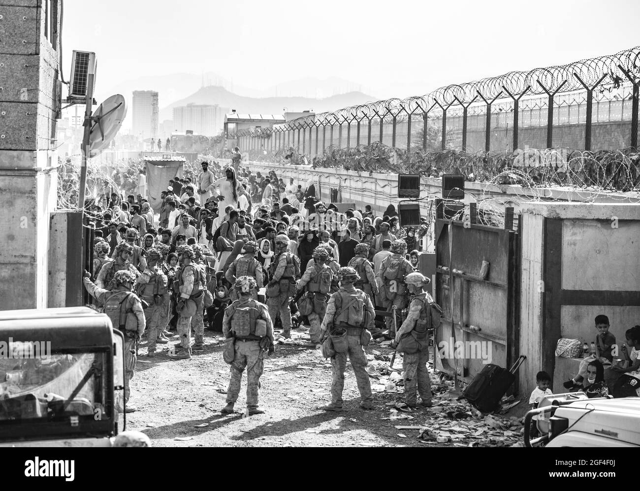 I Marines statunitensi con Special Purpose Marine Air-Ground Task Force - Crisis Response - Central Command, forniscono assistenza a un controllo di evacuazione (ECC) durante un'evacuazione all'Aeroporto Internazionale Hamid Karzai, Kabul, Afghanistan, 21 agosto. I membri del servizio degli Stati Uniti stanno assistendo il Dipartimento di Stato con un'operazione di evacuazione non combattente (NEO) in Afghanistan. (STATI UNITI Foto del corpo marino di staff Sgt. Victor Mancillavia American PhotoArchive/Alamy) Foto Stock
