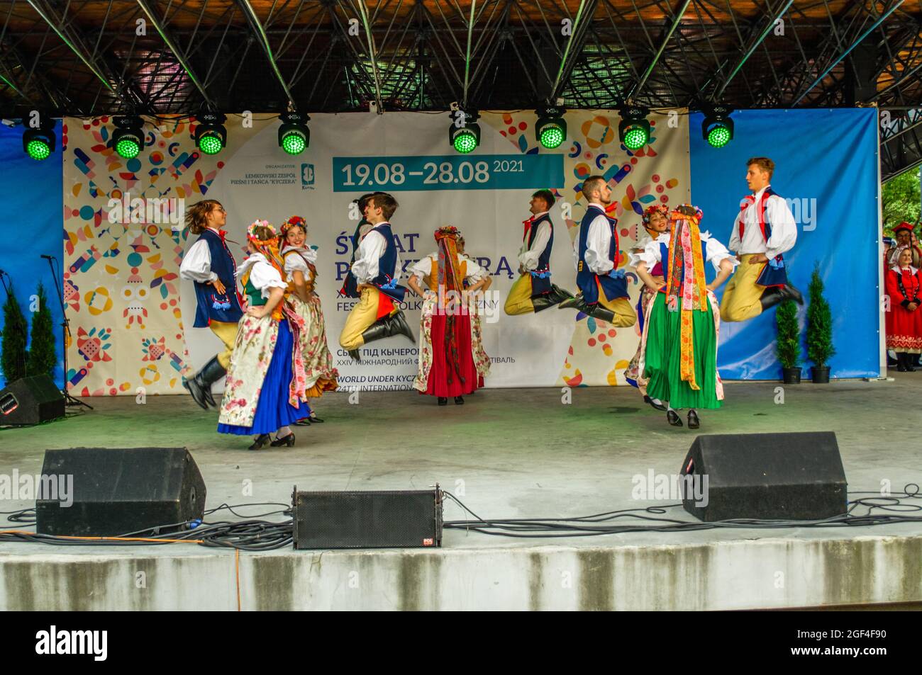 Polkowice, Polonia 21 agosto 2021, 24° Festival Internazionale del folclore, World Under Kyczera, ballerini polacchi sul palco, solo per uso editoriale Foto Stock