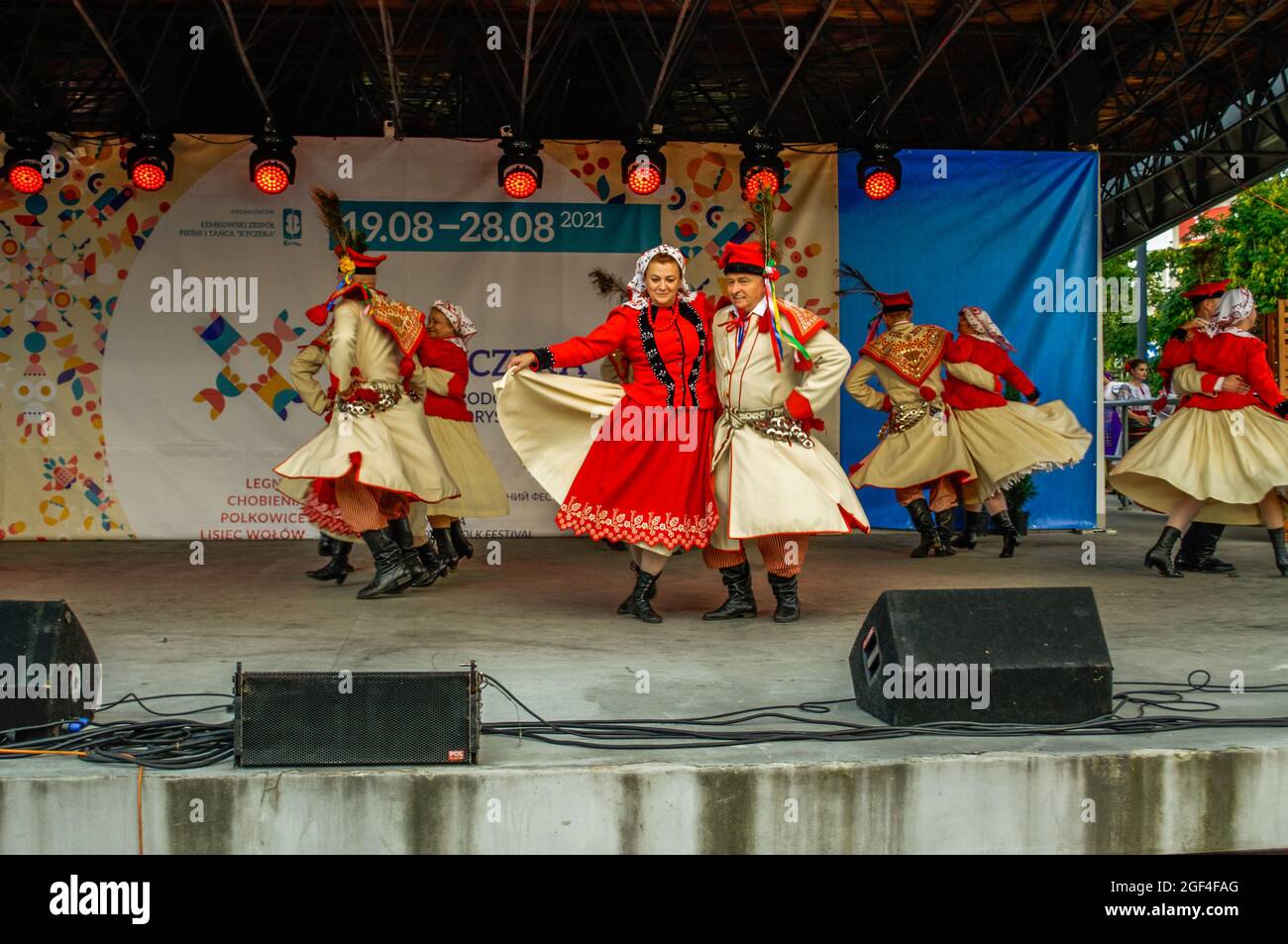 Polkowice, Polonia 21 agosto 2021, 24° Festival Internazionale del folclore, World Under Kyczera, ballerini polacchi sul palco, solo per uso editoriale Foto Stock