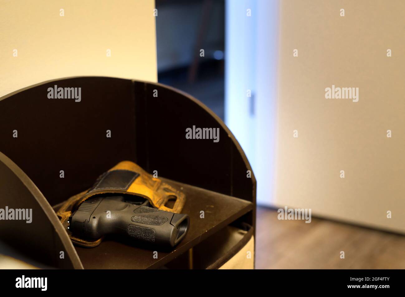 Con la criminalità violenta in aumento, più persone stanno acquistando armi da fuoco e imparando ad usarle per difendere se stessi e la loro famiglia. Foto Stock