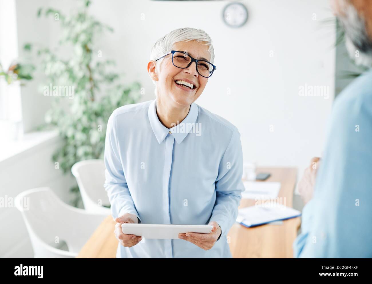 senior business donna grigio capelli tablet ufficio felice ritratto maturo Foto Stock