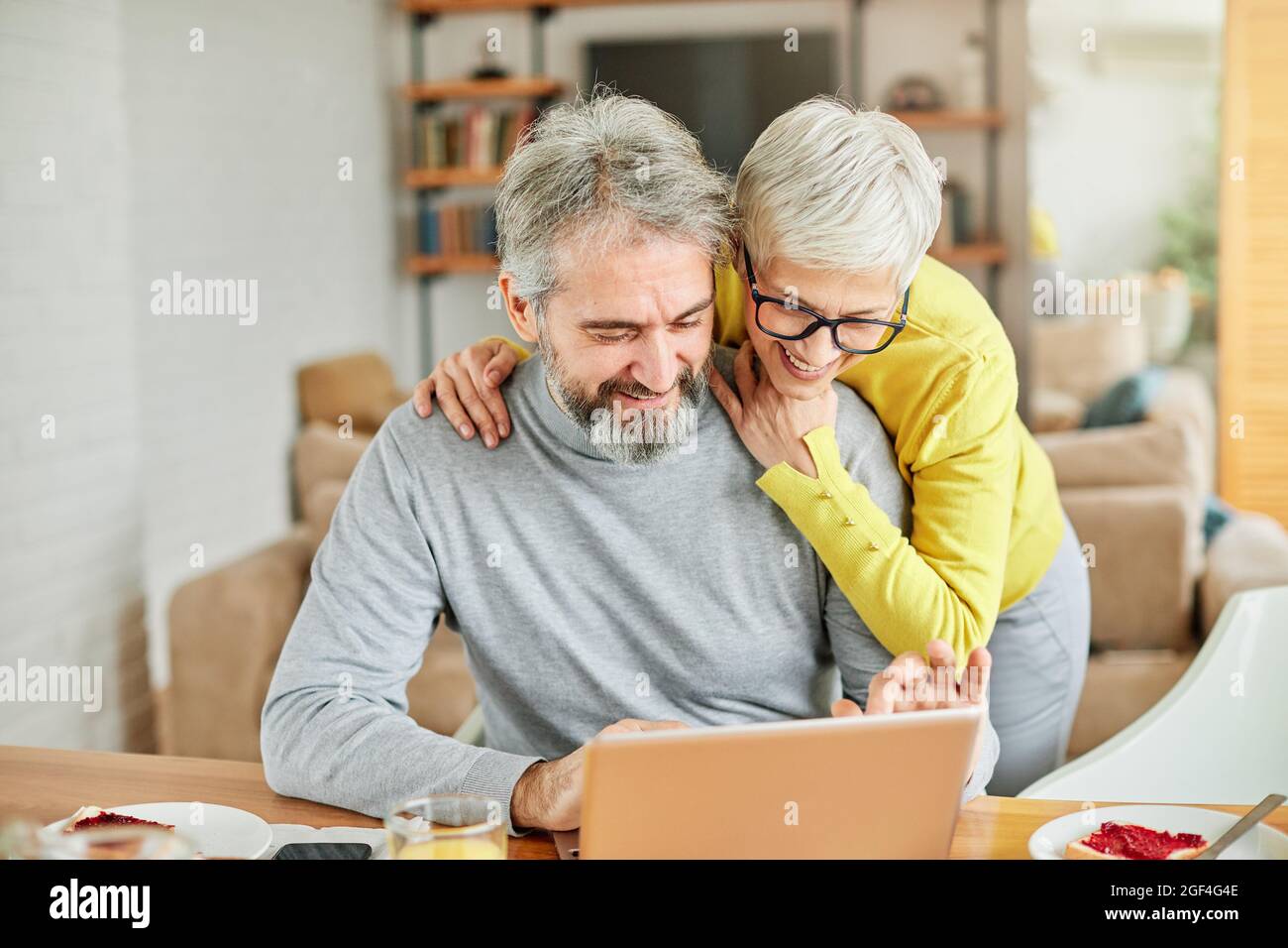 coppia anziana felice computer portatile amore insieme anziani amore uomo donna shopping Foto Stock