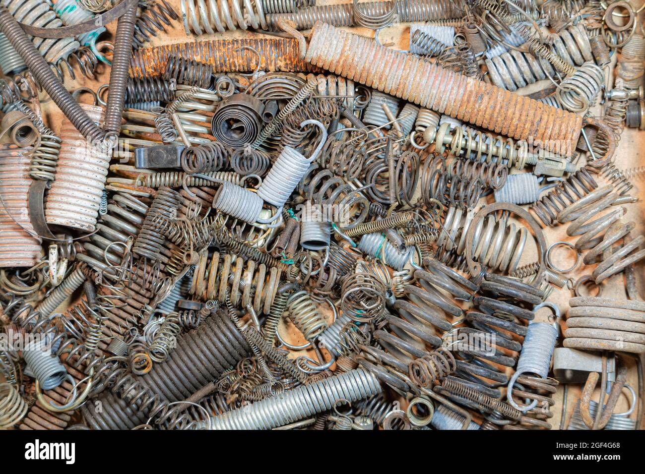 Varie dimensioni arrugginite molle sfondo, primo piano Foto Stock