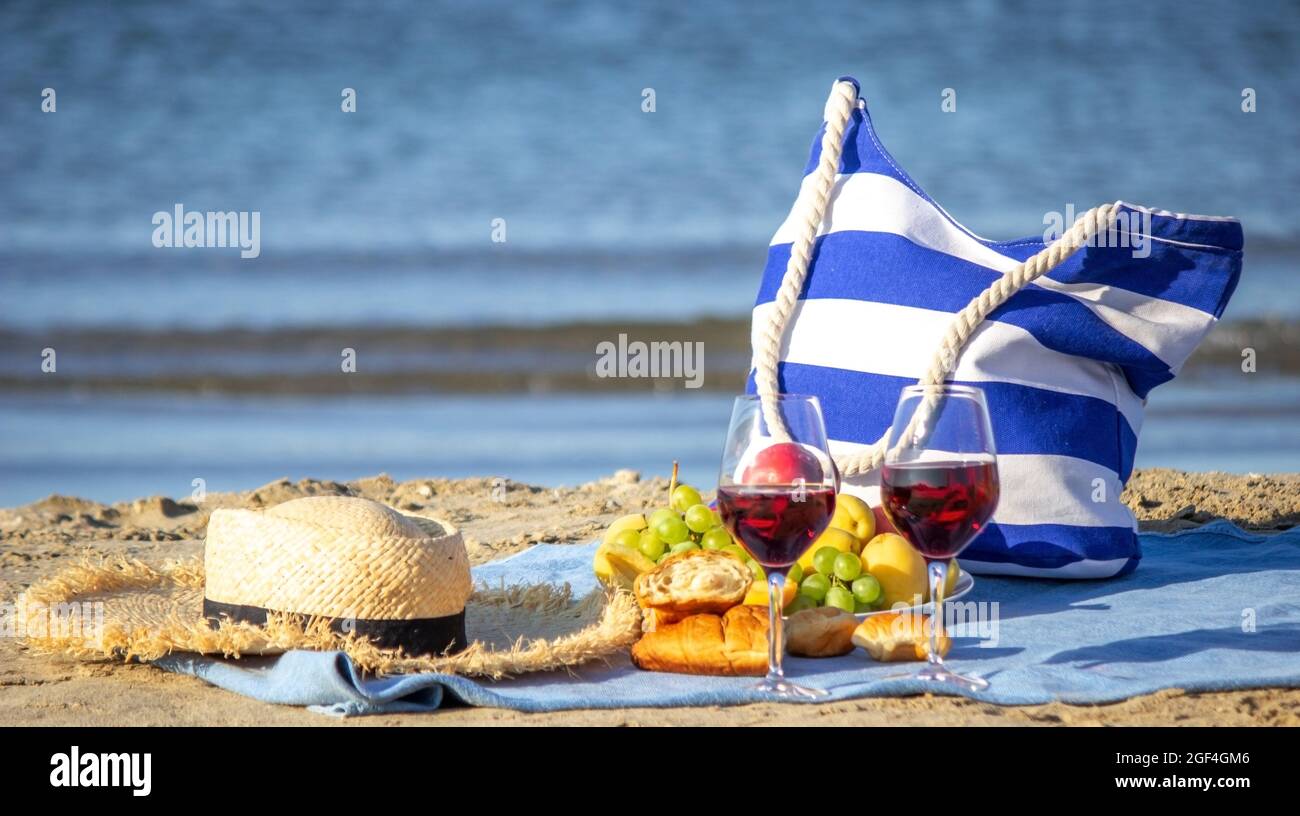 Coperta da picnic, vino, frutta, bella spiaggia di mare natura fuoco selettivo Foto Stock