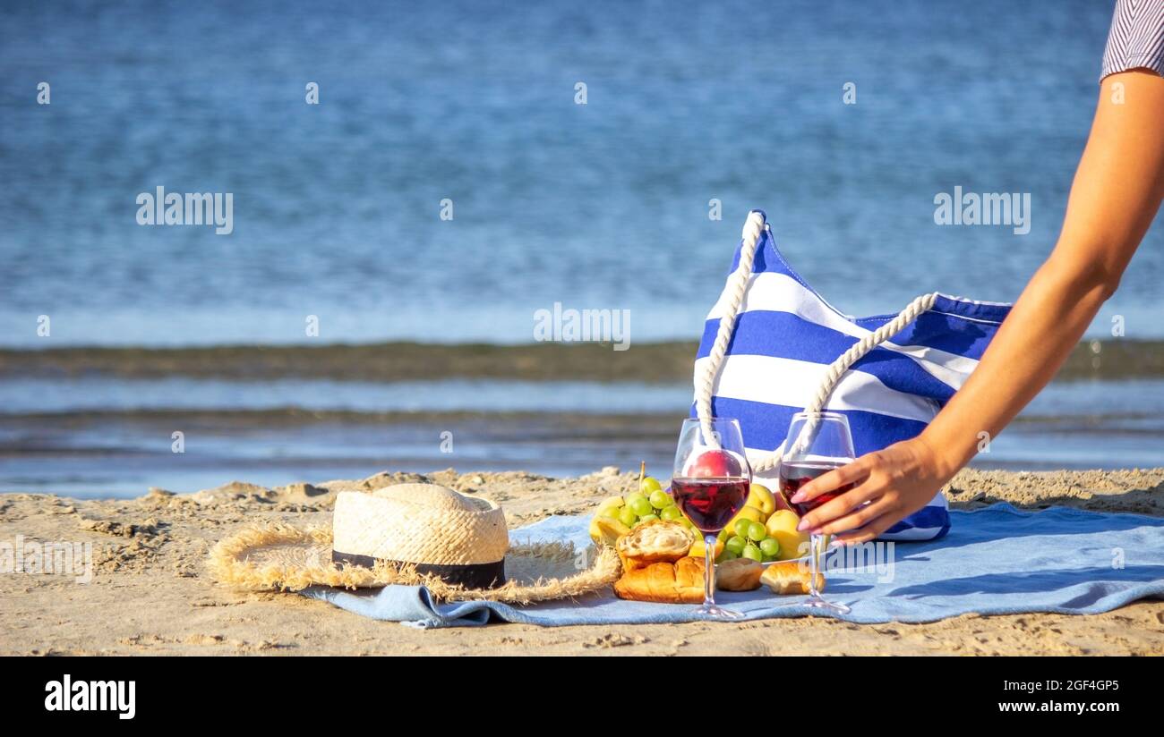 Coperta da picnic, vino, frutta, bella spiaggia di mare natura fuoco selettivo Foto Stock