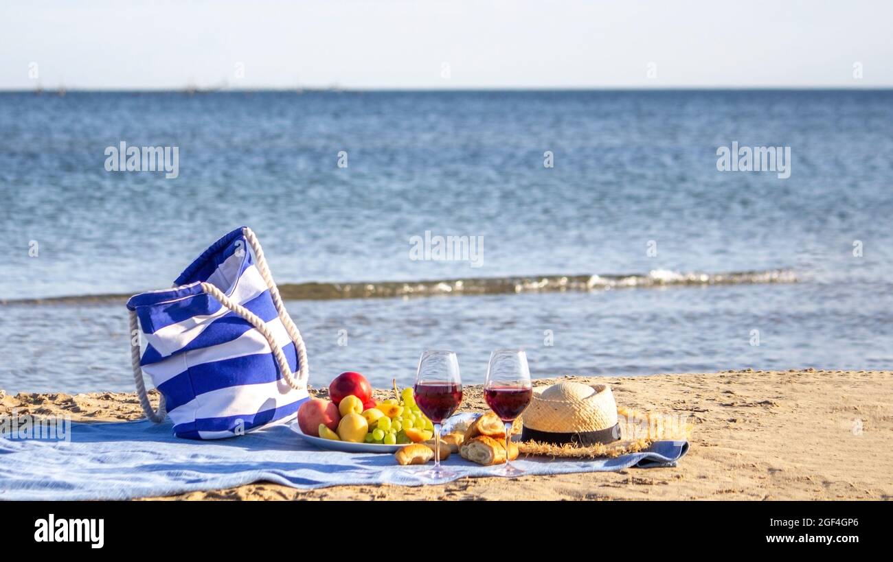 Coperta da picnic, vino, frutta, bella spiaggia di mare natura fuoco selettivo Foto Stock