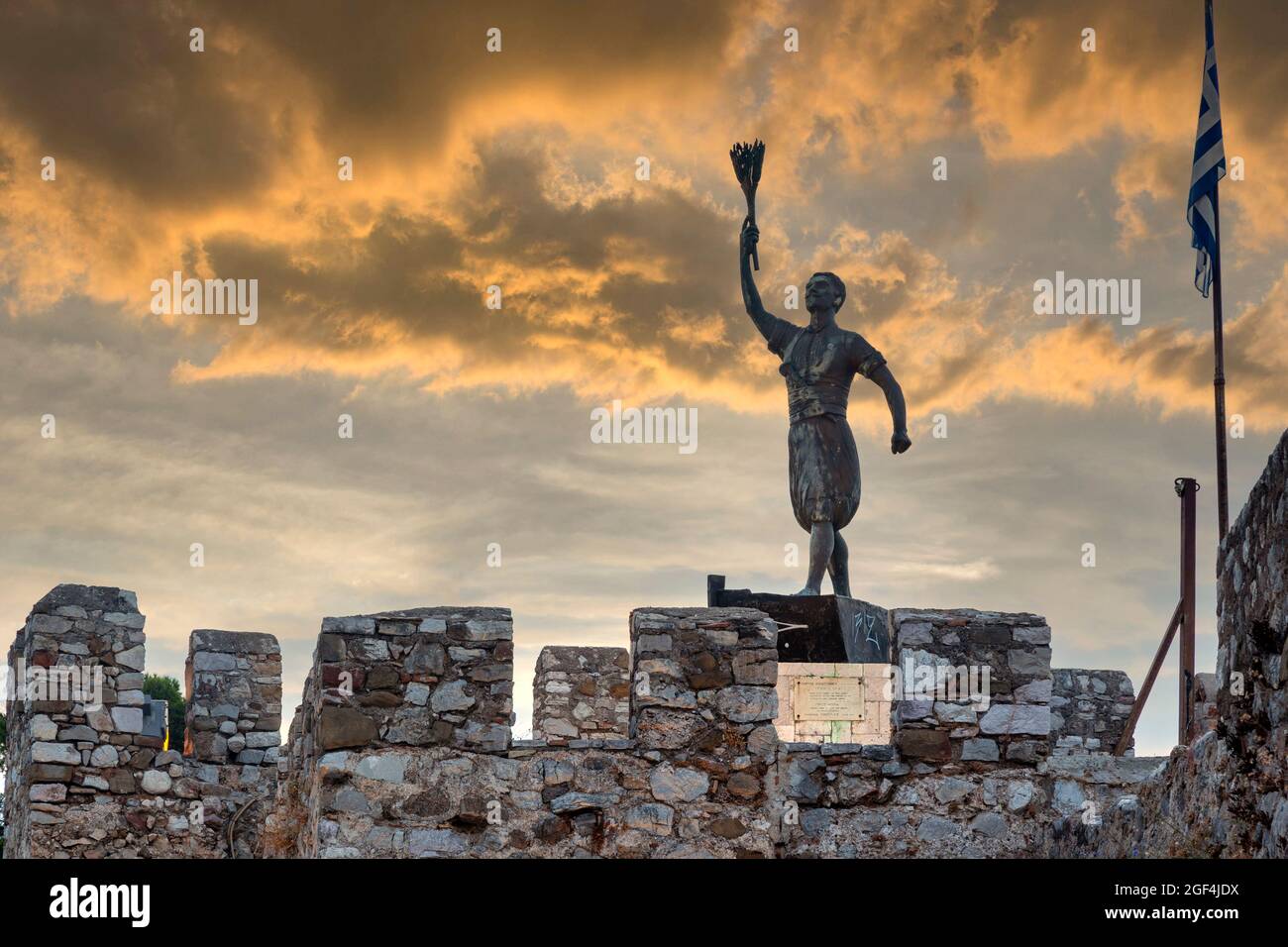 Statua di Georgios Anemogiannis, un eroe della guerra d'indipendenza greca (1821), nella città di Nafpaktos, nella regione di ETOLOAKARNANIA, Grecia, Europa. Foto Stock