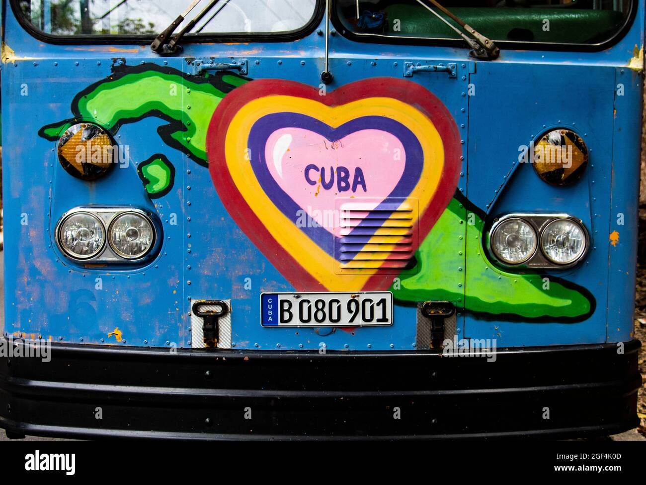Opere d'arte cubane sulla parte anteriore di un autobus a l'Avana, Cuba Foto Stock