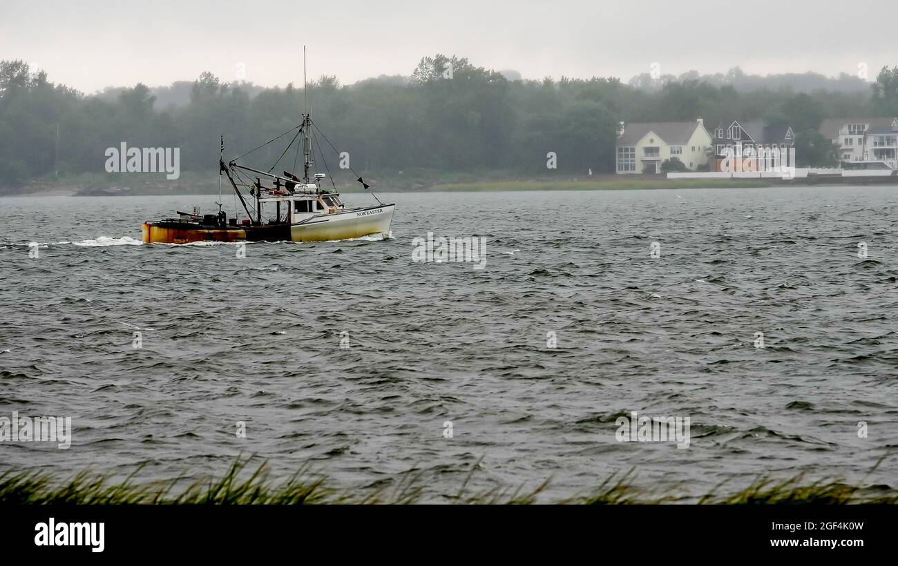 NORWALK, CONNECTICUT - 23 AGOSTO 2021: Nor'Easter Oyster barca sta ritornando a Norwalk giorno dopo l'uragano Henri Foto Stock