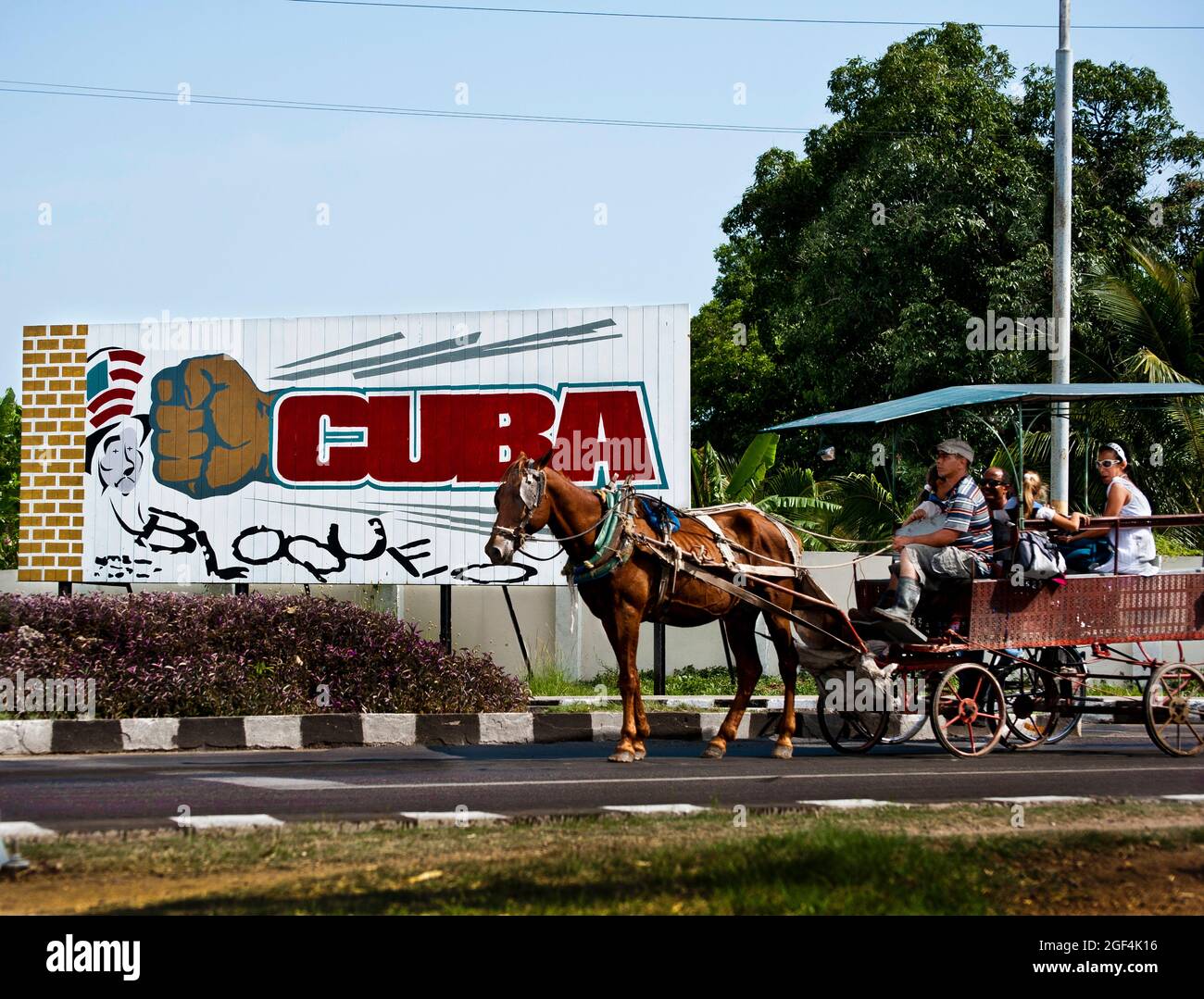 Corsa in taxi in bicicletta con cavalli e persone nella città di Cienfuegos, Cuba Foto Stock