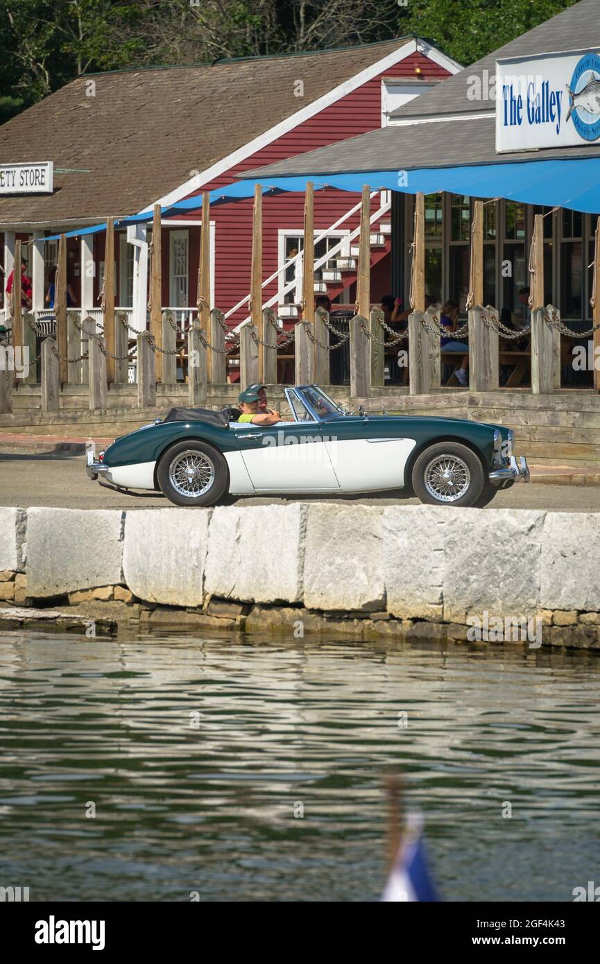 Mystic, CT USA / Luglio 23 2011: Classic Green Over White Austin Healey 3000 Mk III auto sportiva convertibile al Waterside British Car Show in New England Foto Stock