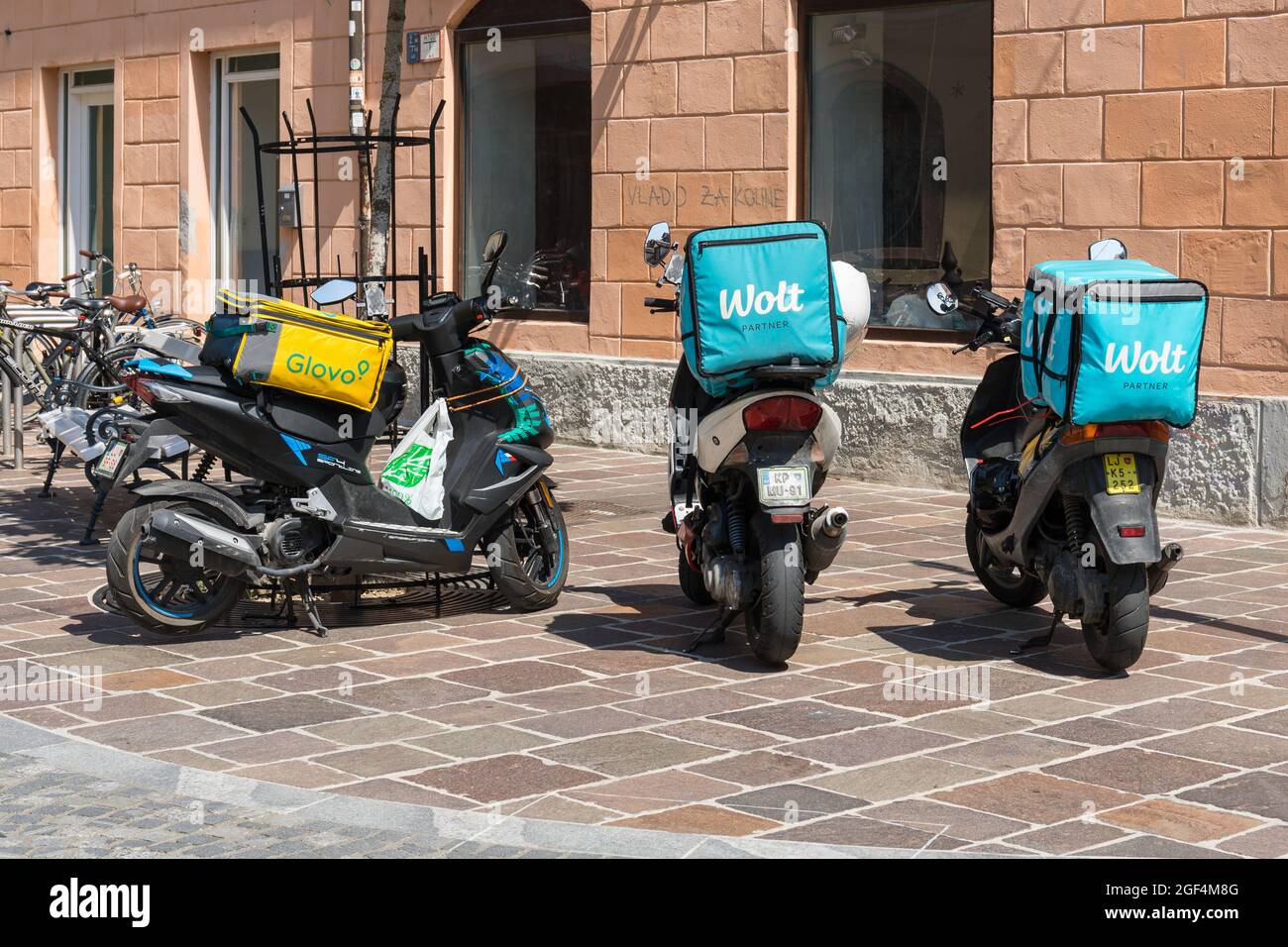 Servizio di consegna di prodotti alimentari Wolt and Glovo Foto Stock