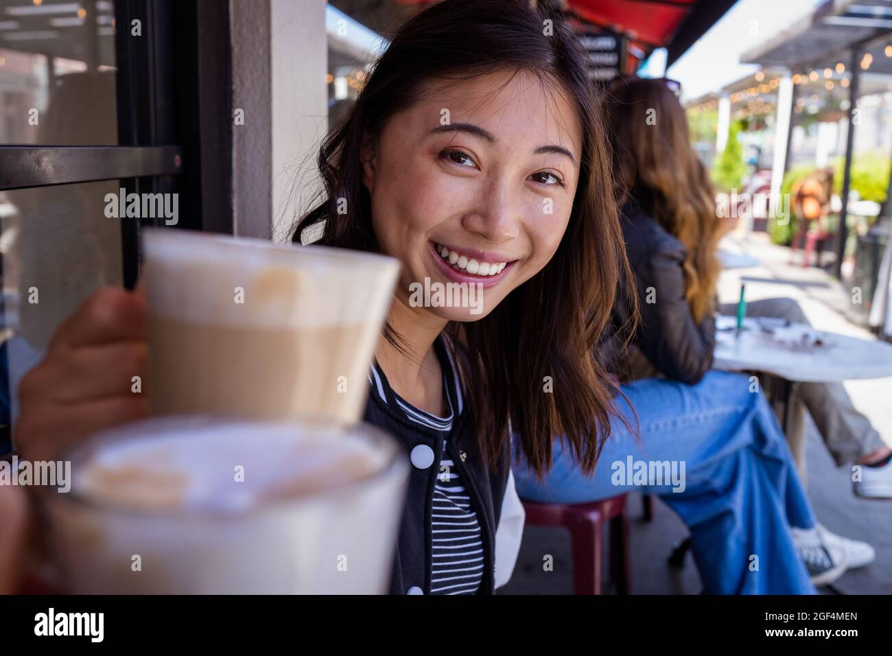 Incontro per il caffè con una bella giovane donna asiatica a San Francisco Foto Stock