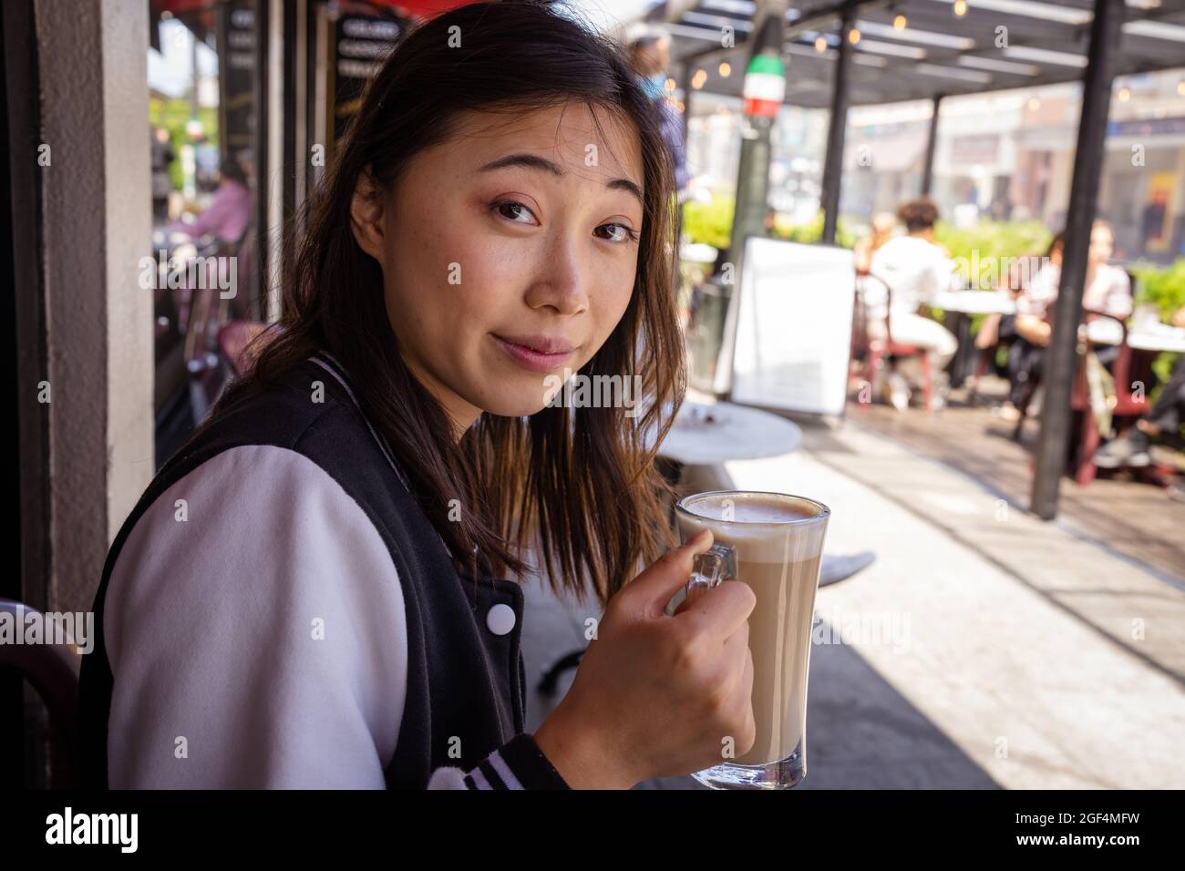 Incontro per il caffè con una bella giovane donna asiatica a San Francisco Foto Stock