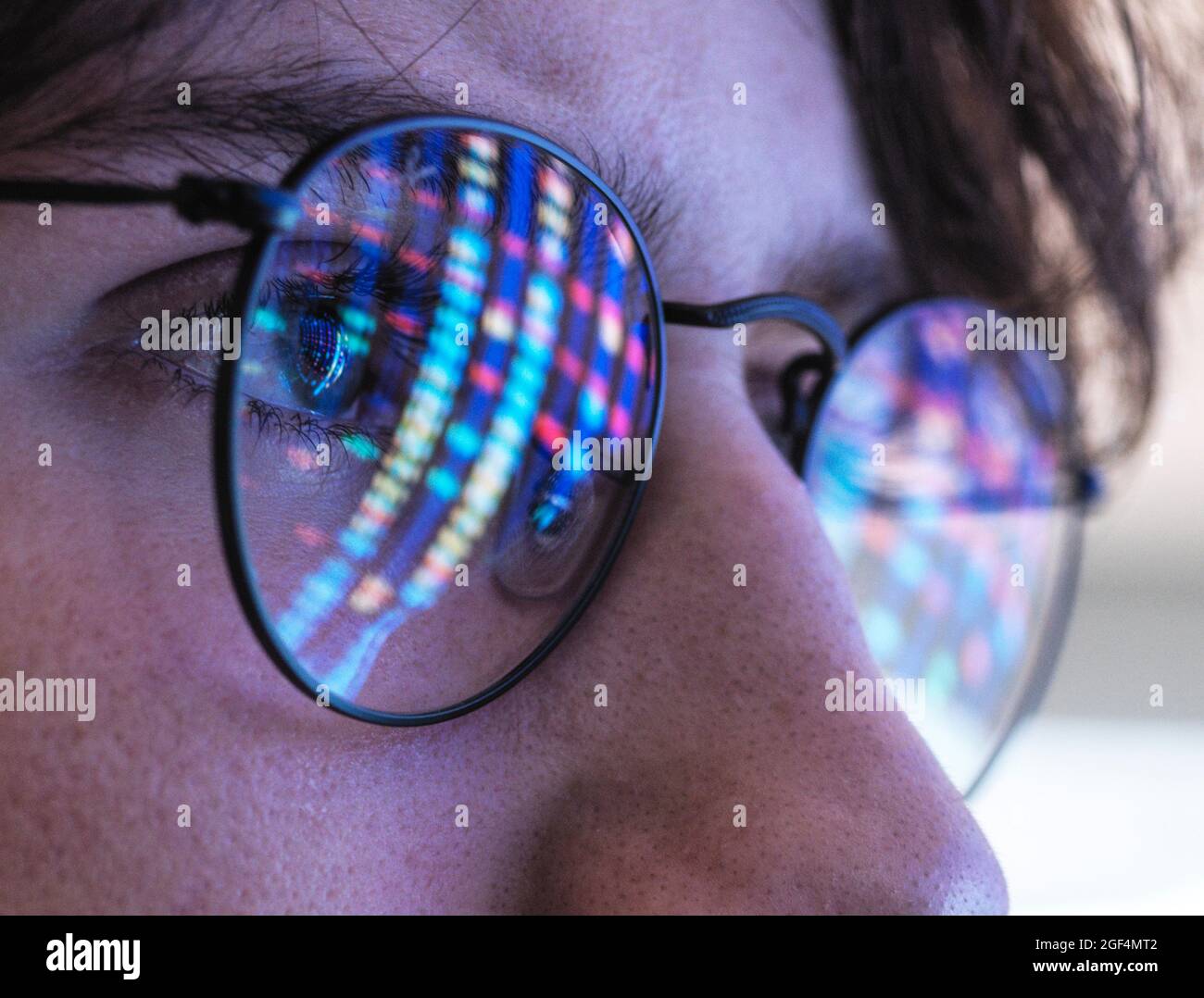 Scienziato adolescente maschile con risultati del test del DNA riflessione sugli occhiali Foto Stock