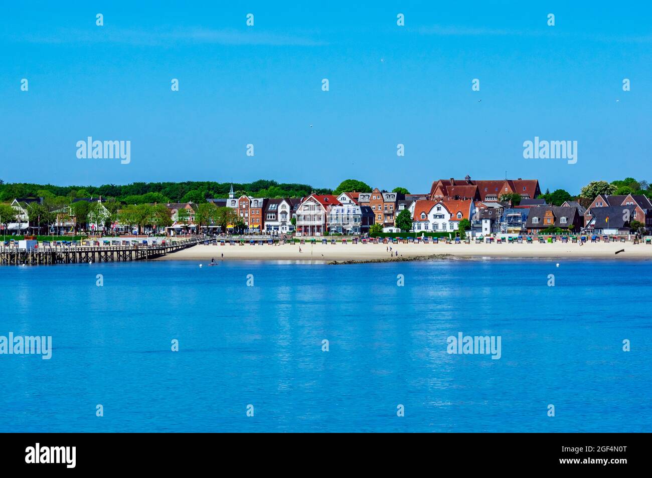Germania, Schleswig-Holstein, Wyk auf Fohr, cielo sereno sopra la città costiera sull'isola di Fohr in estate Foto Stock