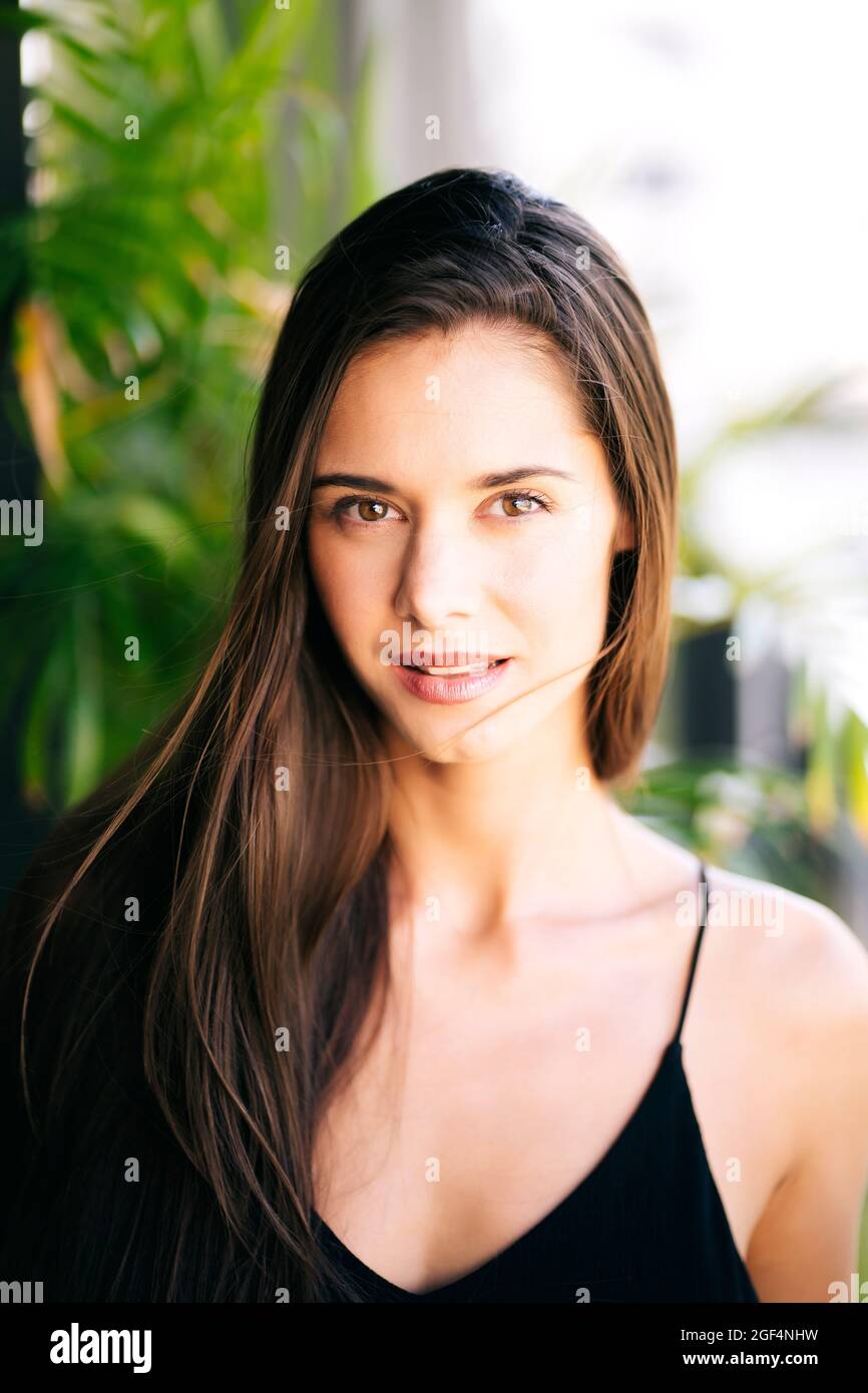 Giovane donna con capelli lunghi marrone Foto Stock