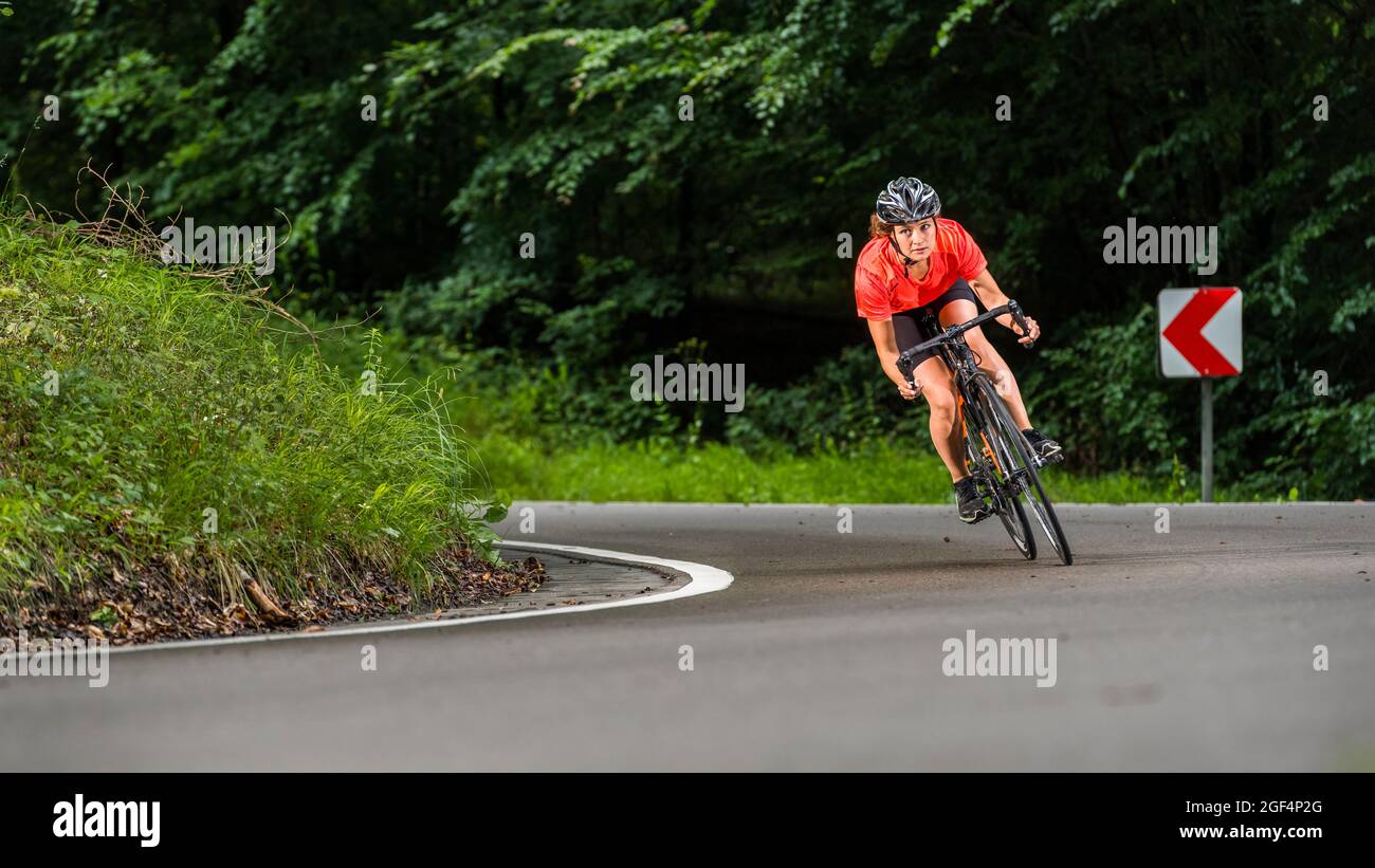 Sport swoman esercitarsi in bicicletta da corsa alla foresta Foto Stock