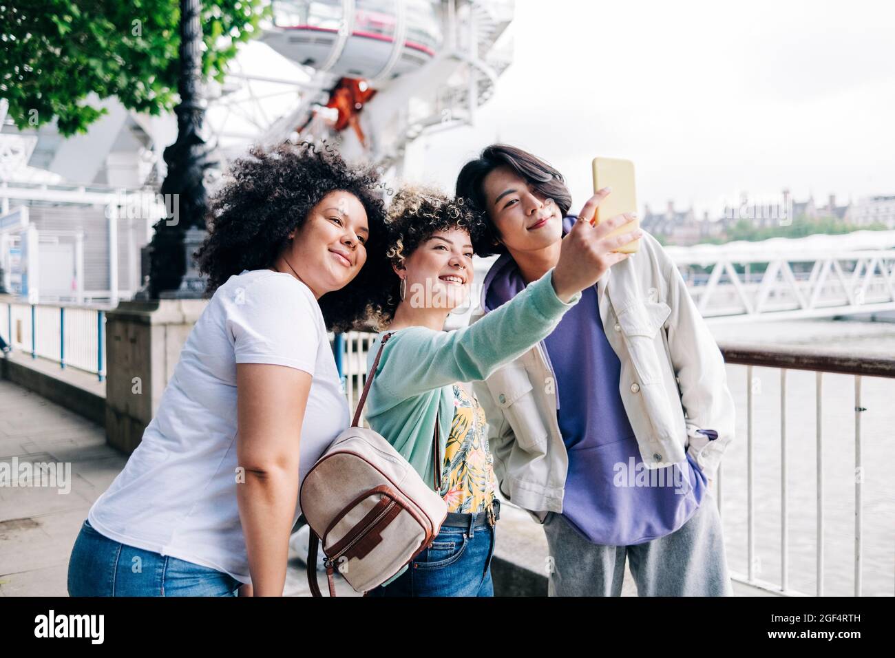 Amici multietnici che prendono selfie tramite smartphone Foto Stock