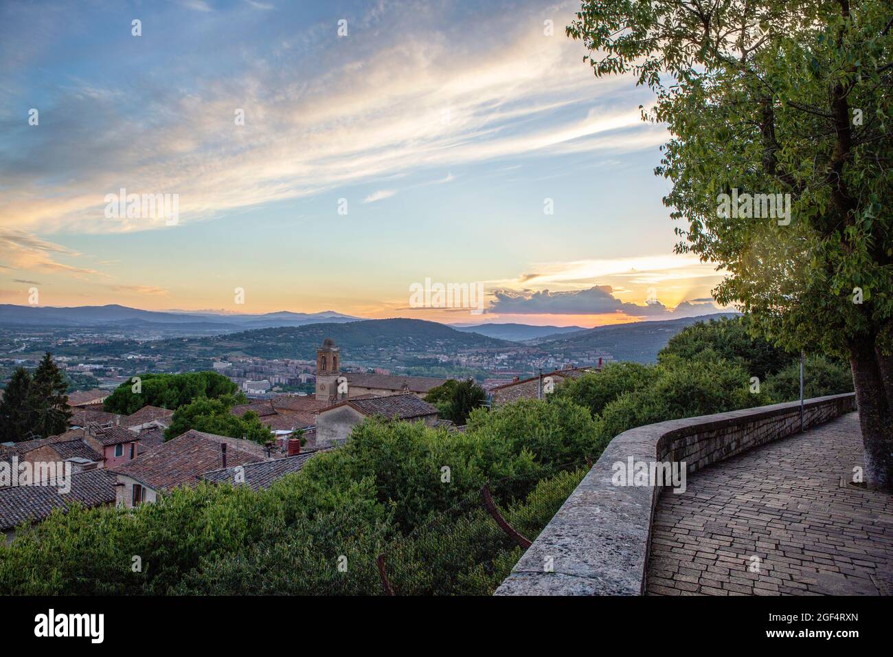 Italia, Provincia di Perugia, Perugia, Vista della periferia della città circondata da colline al crepuscolo Foto Stock