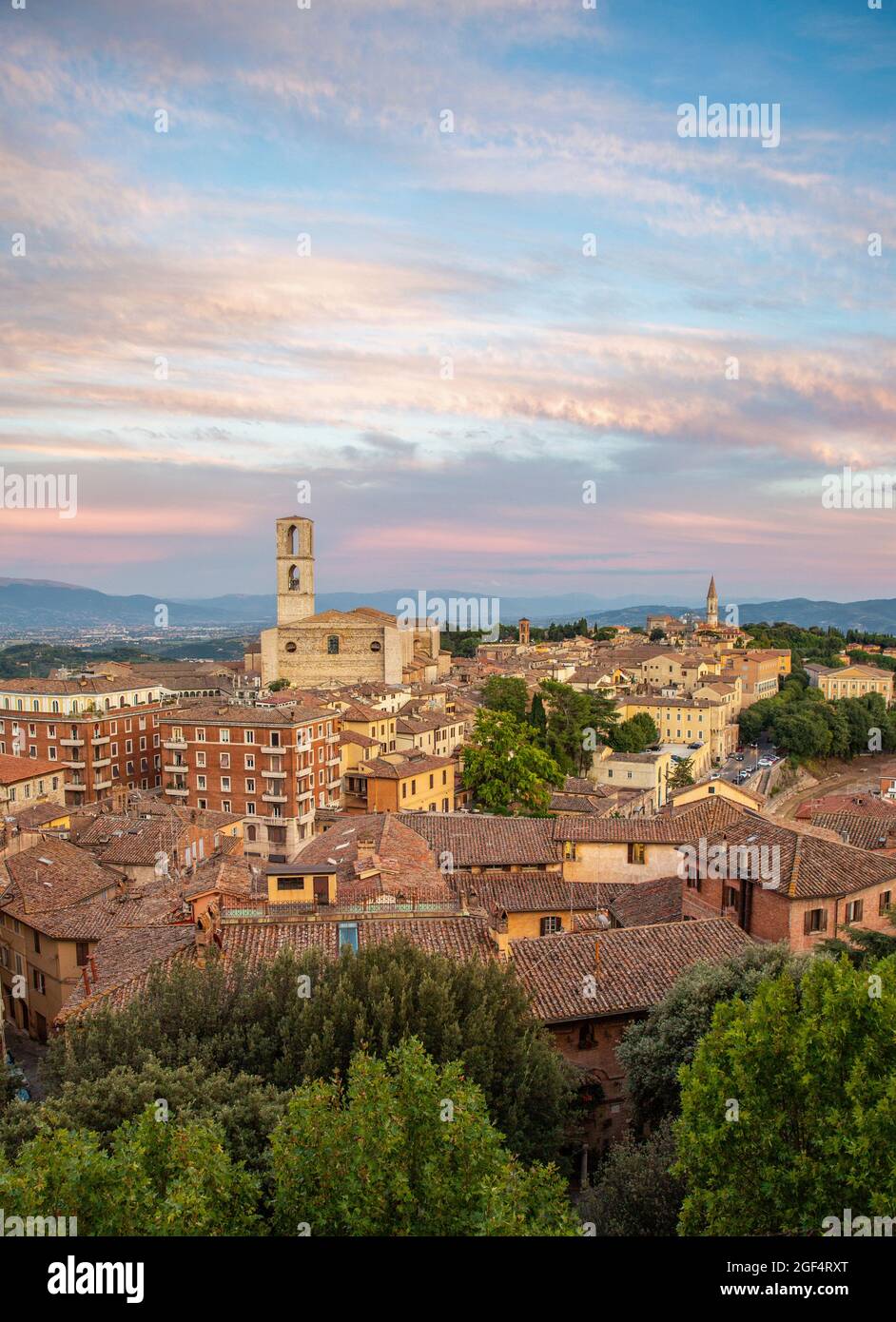 Italia, Provincia di Perugia, Perugia, nuvole sul centro storico al tramonto con la basilica di San Domenico sullo sfondo Foto Stock