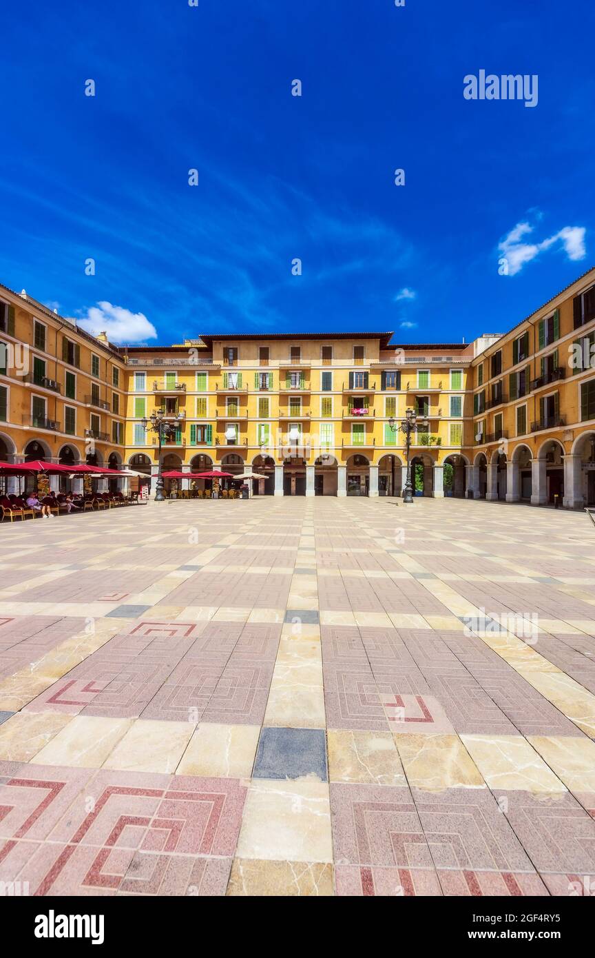 Spagna, Maiorca, Palma di Maiorca, Plaza Mayor vuota in giornata di sole Foto Stock