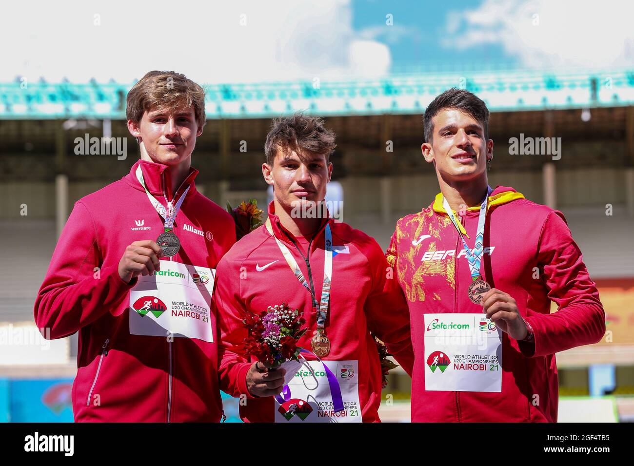 L'atleta belga Jente Hauttekeete festeggia con la sua medaglia d'argento con il vincitore Frantisek Doubek della Repubblica Ceca (C) e Jose San Pastor della Spagna (R) Foto Stock