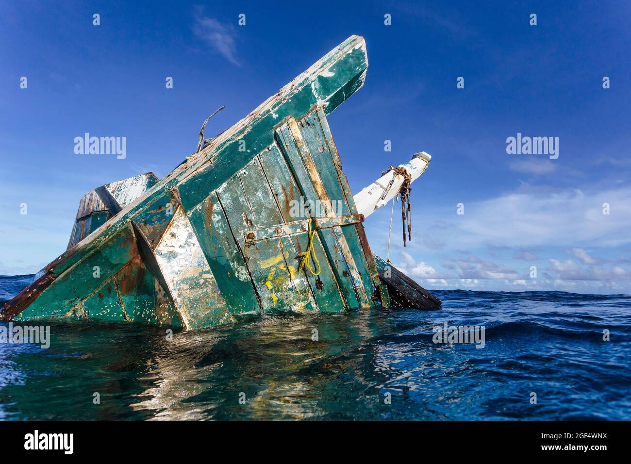 Vecchia nave abbandonata che galleggia sull'acqua in mare Foto Stock