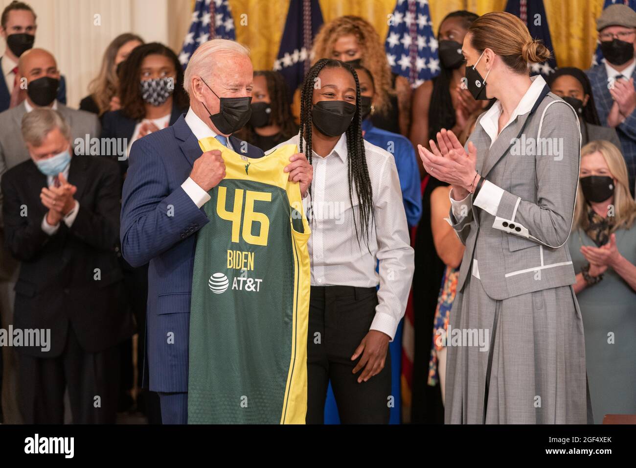 Washington, Stati Uniti. 23 Agosto 2021. Il presidente Joe Biden ha ricevuto una maglia di squadra Jewell Loyd, Center e Breanna Stewart, a destra, della Seattle Storm dopo aver vinto il WNBA Championship 2020 alla Casa Bianca di Washington, DC lunedì 23 agosto 2021. Foto di Ken Cedeno/Pool/Sipa USA Credit: Sipa USA/Alamy Live News Foto Stock