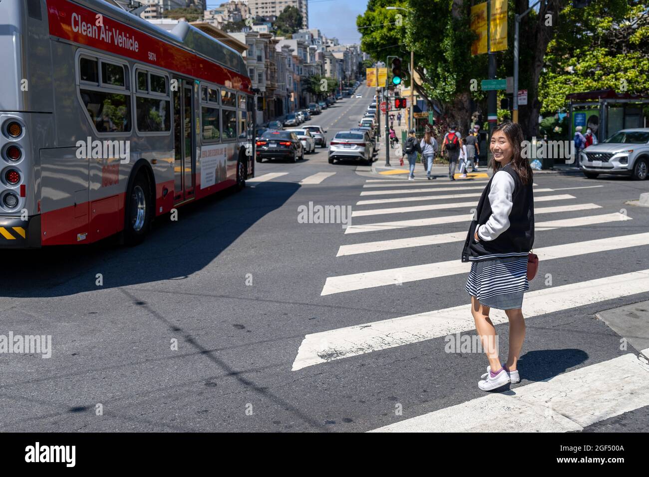 Young Asian Woman Crossing Street nell'iconica North Beach di San Francisco Foto Stock
