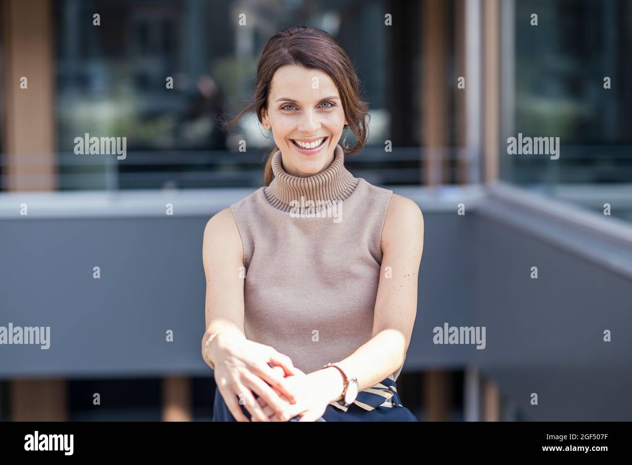 Donna d'affari mid adult sorridente Foto Stock
